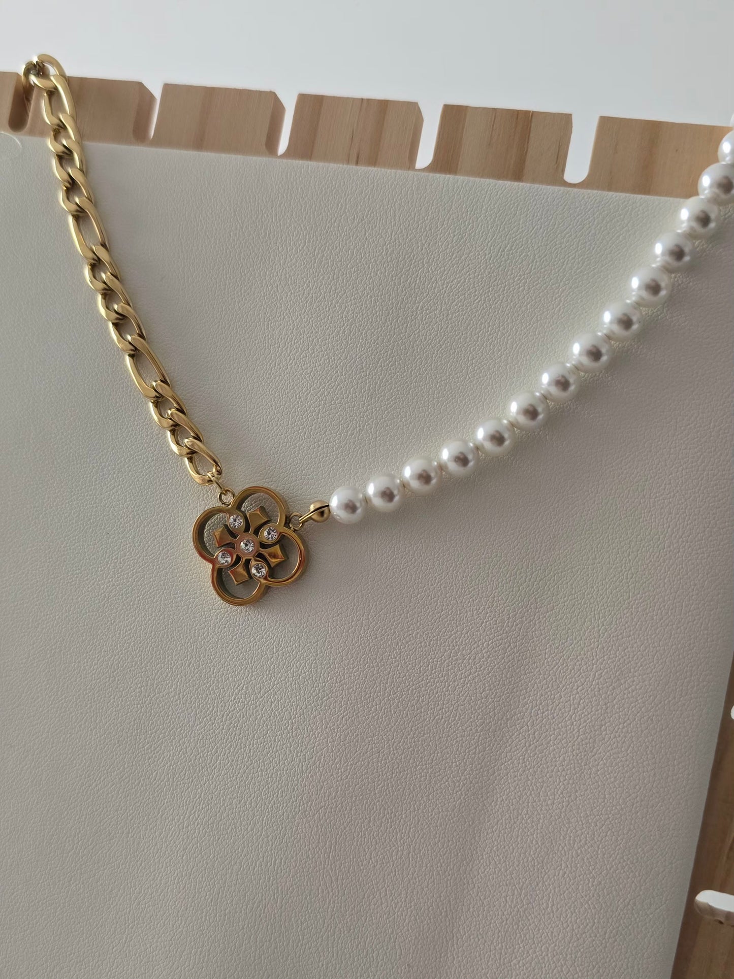 perles blanches du collier Allegra en gros plan