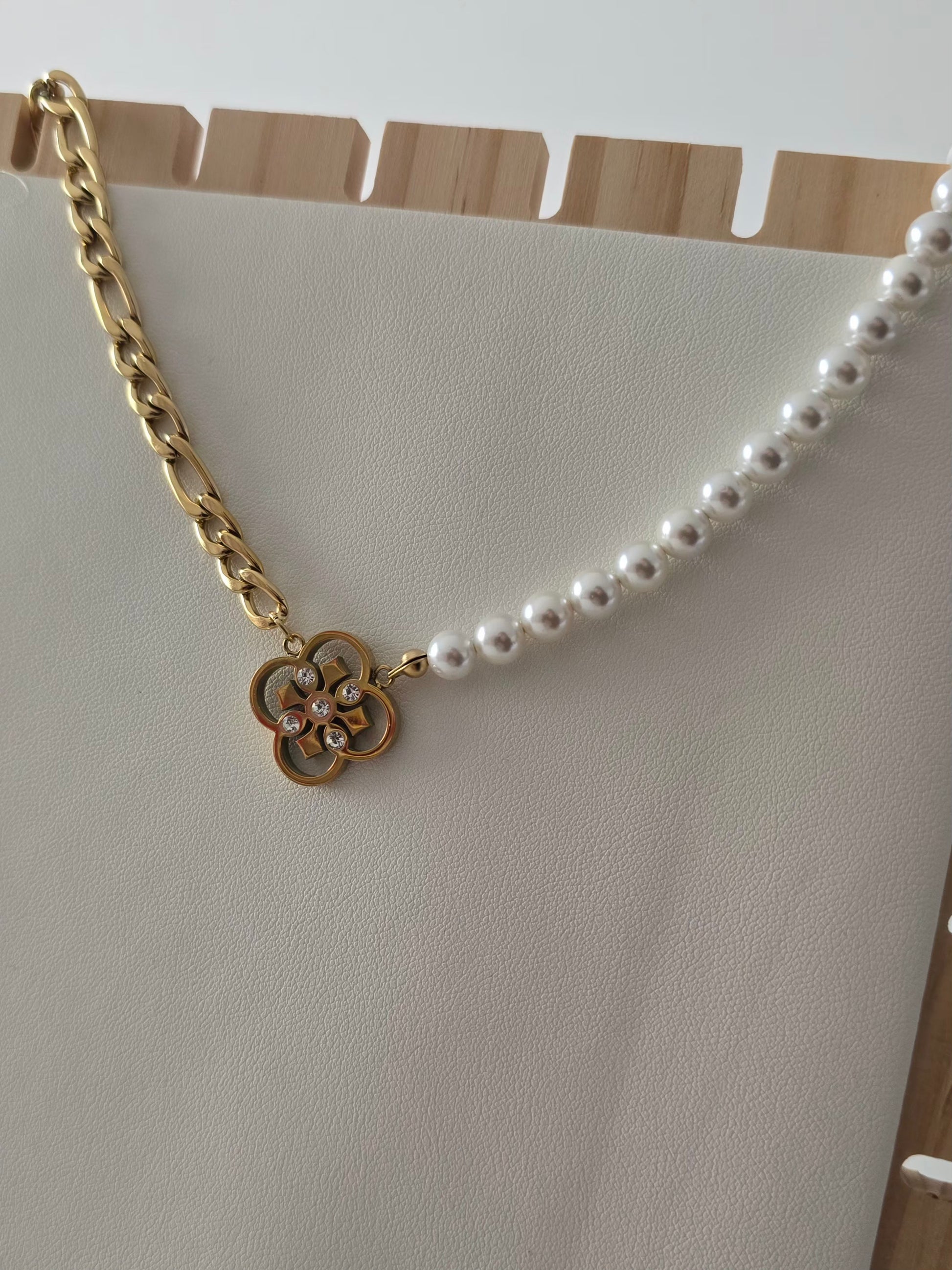 perles blanches du collier Allegra en gros plan