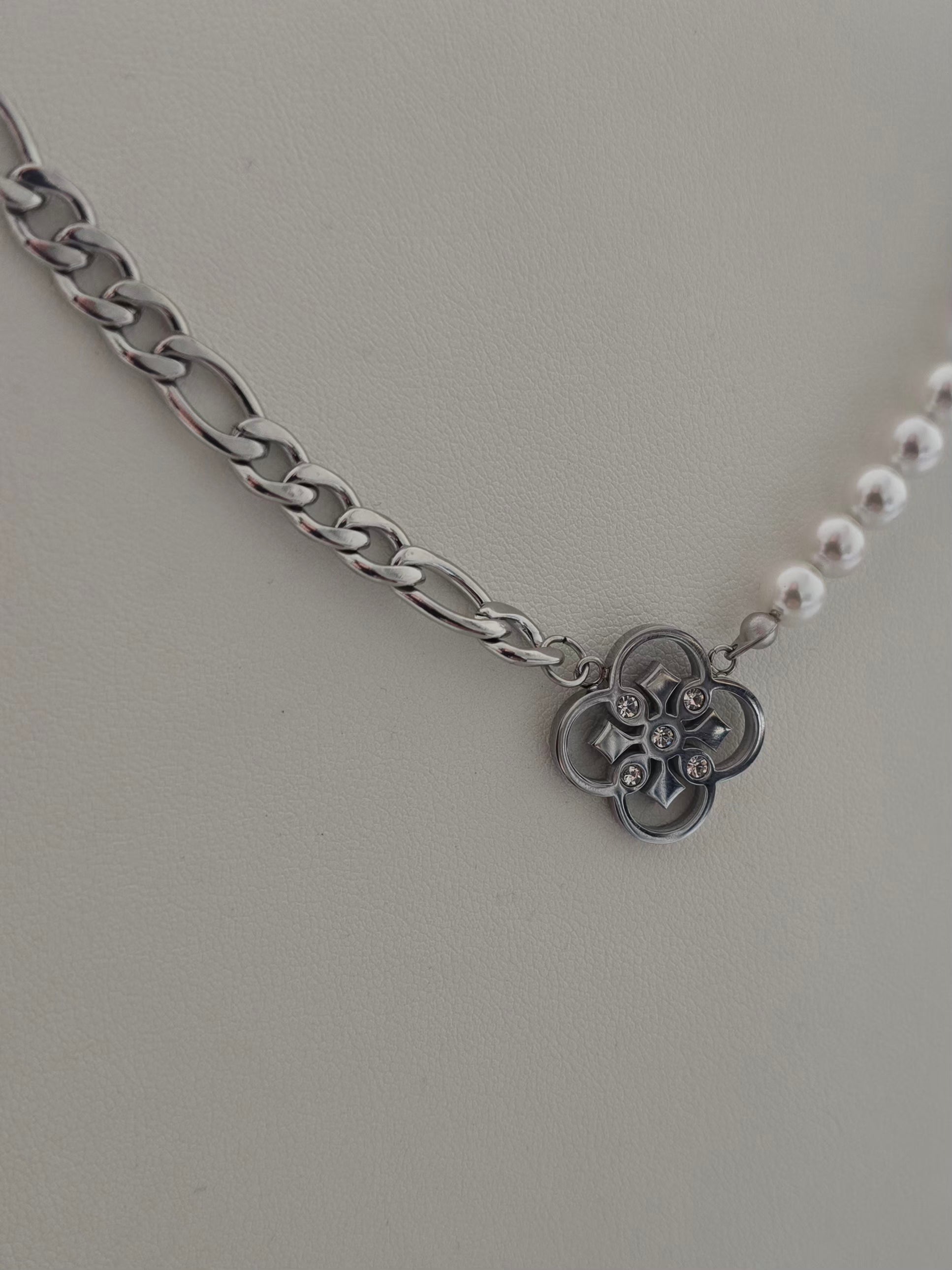 Détail de la chaîne large en acier du collier Allegra