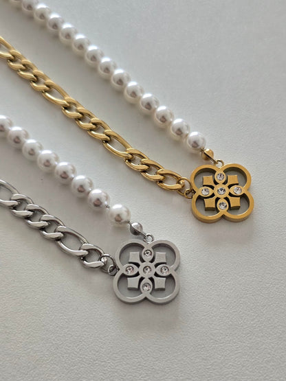 Gros plan sur le pendentif élégant du collier Allegra