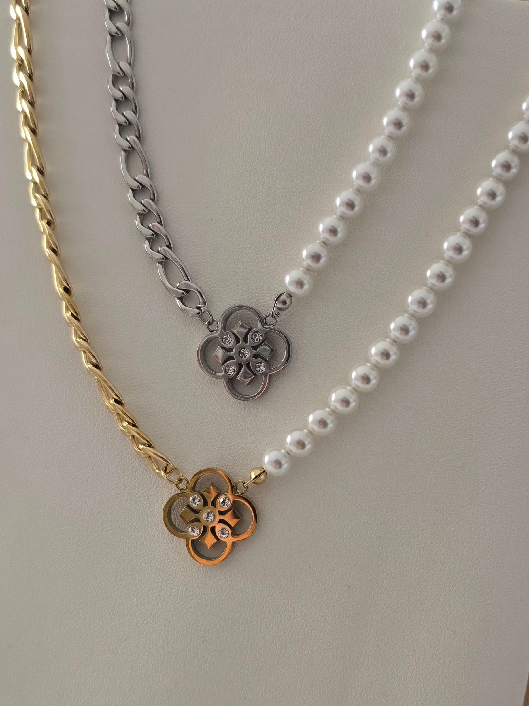 Pendentif du collier Allegra mis en valeur