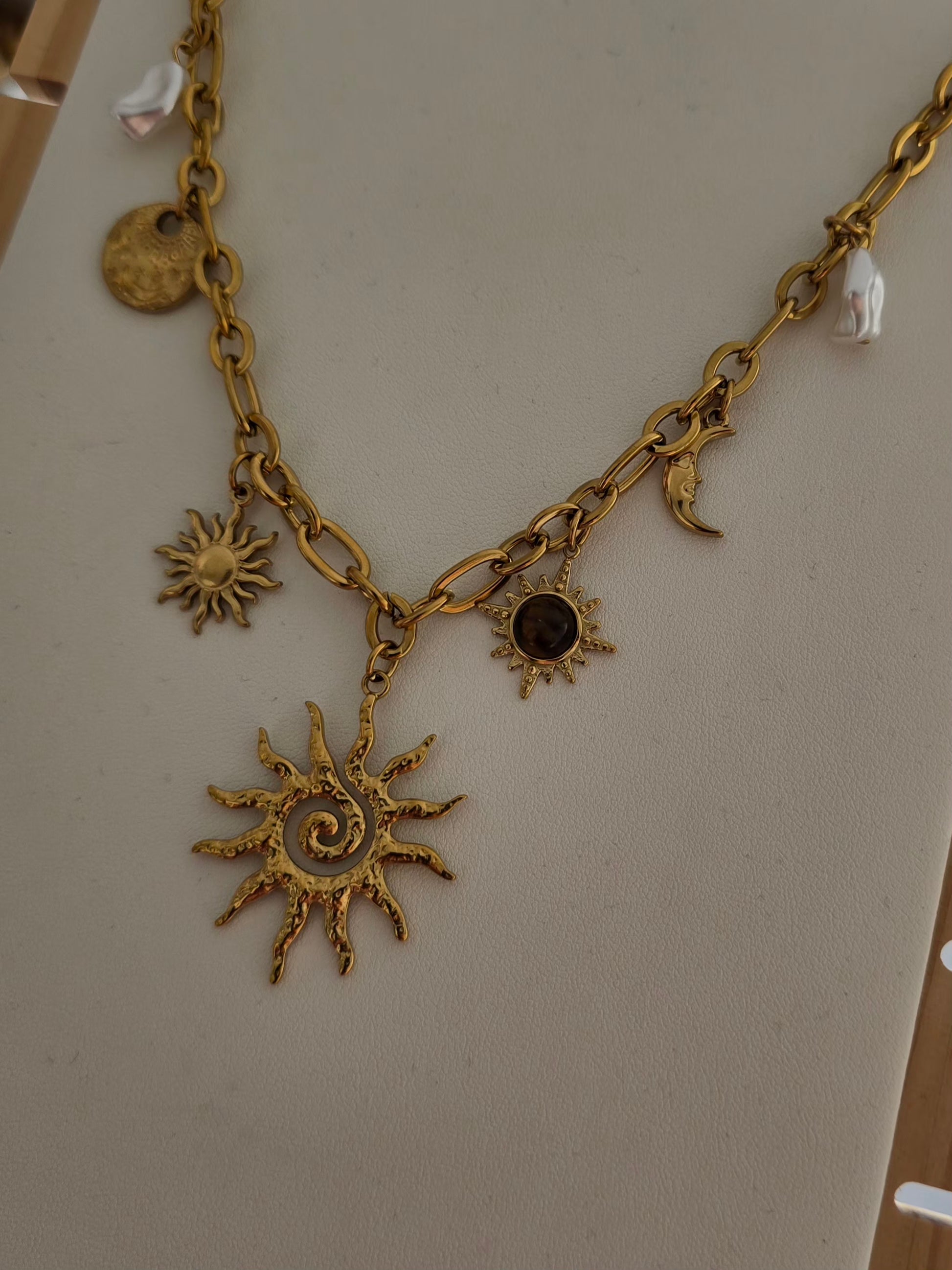 Collier Soléa, bijou doré tendance pour l'été avec charms soleil et lune.