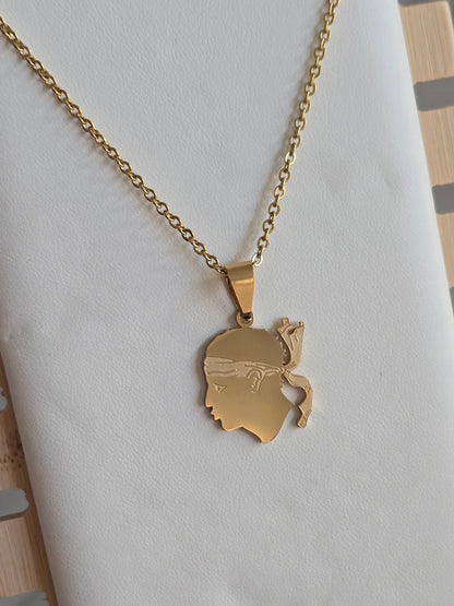 Collier Tête de Maure doré en acier inoxydable avec pendentif gravé et chaîne fine de 45 cm