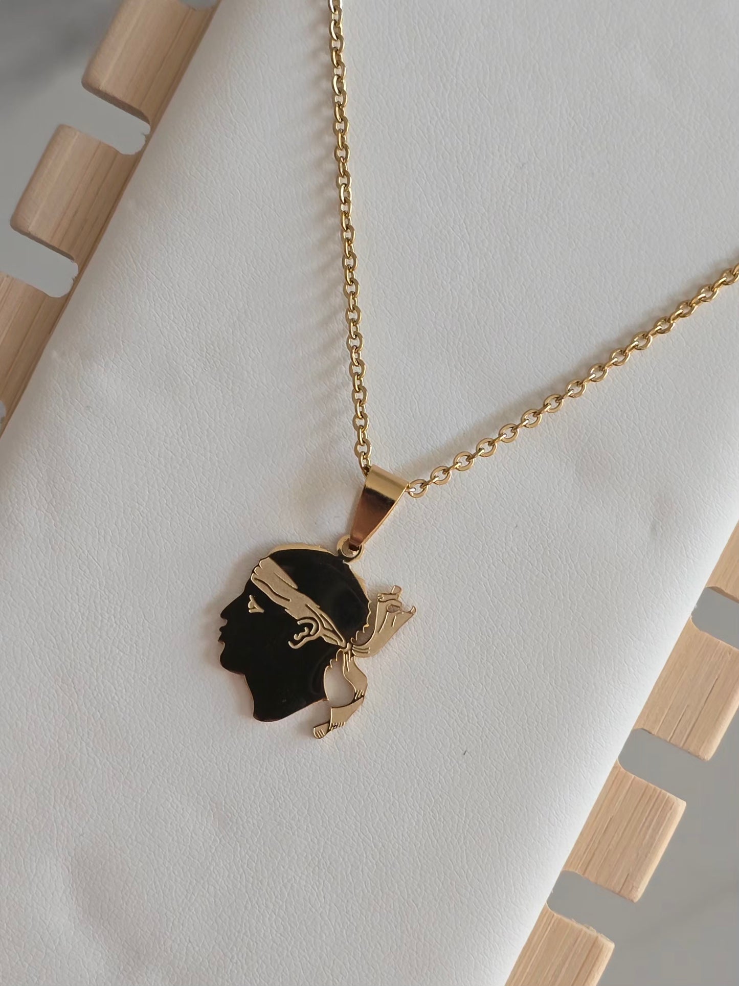 Collier Tête de Maure doré en acier inoxydable avec finition miroir brillante.