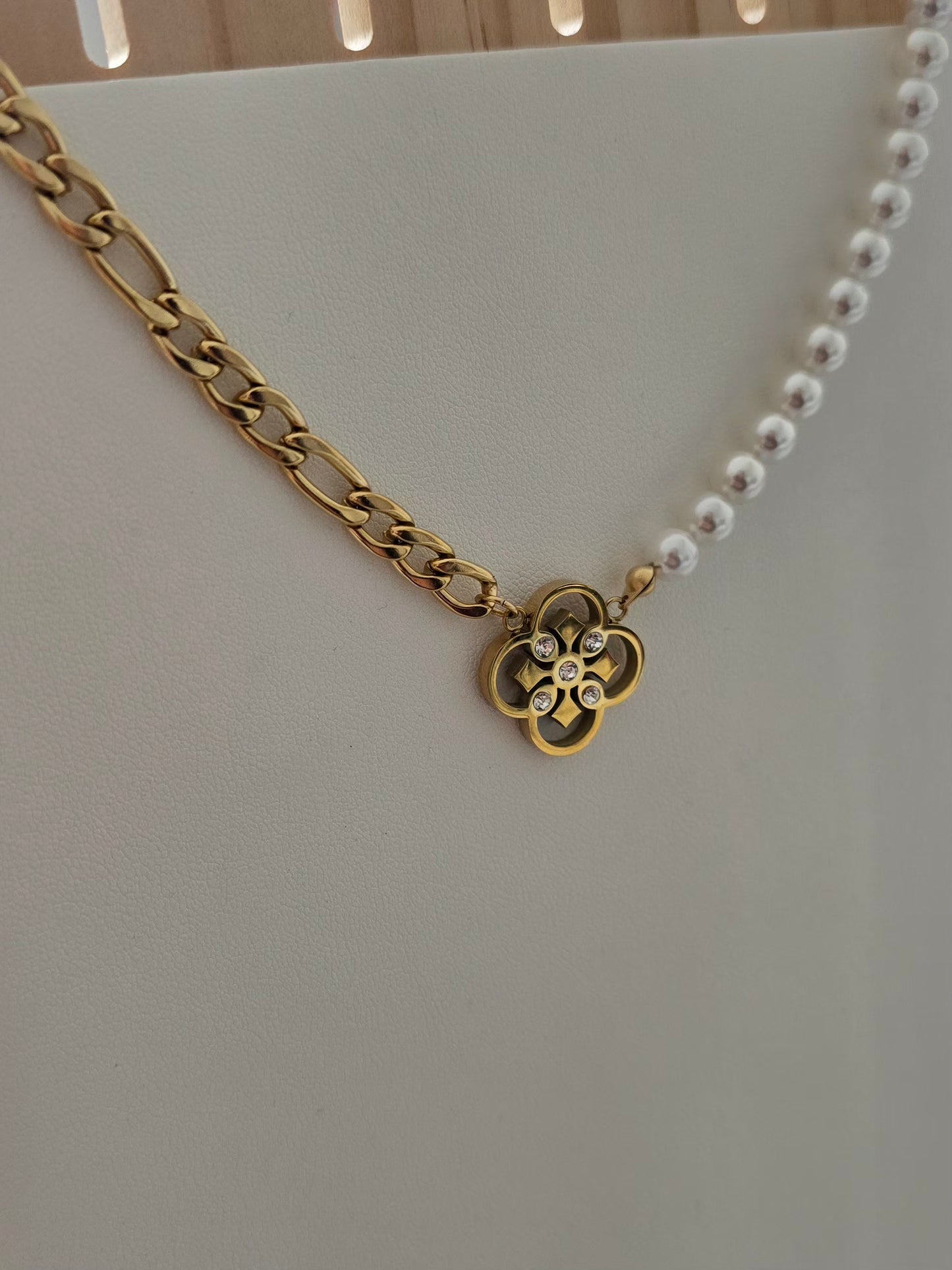 Accessoire moderne mêlant douceur des perles et acier robuste