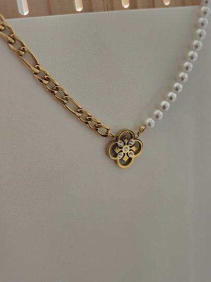 Accessoire moderne mêlant douceur des perles et acier robuste