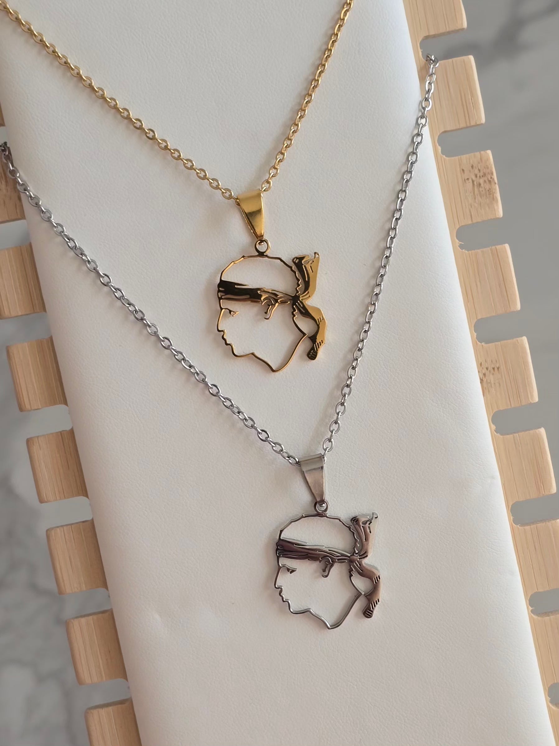 Collier Testa Mora contour en acier inoxydable avec pendentif de 2 cm et chaîne de  45 cm.