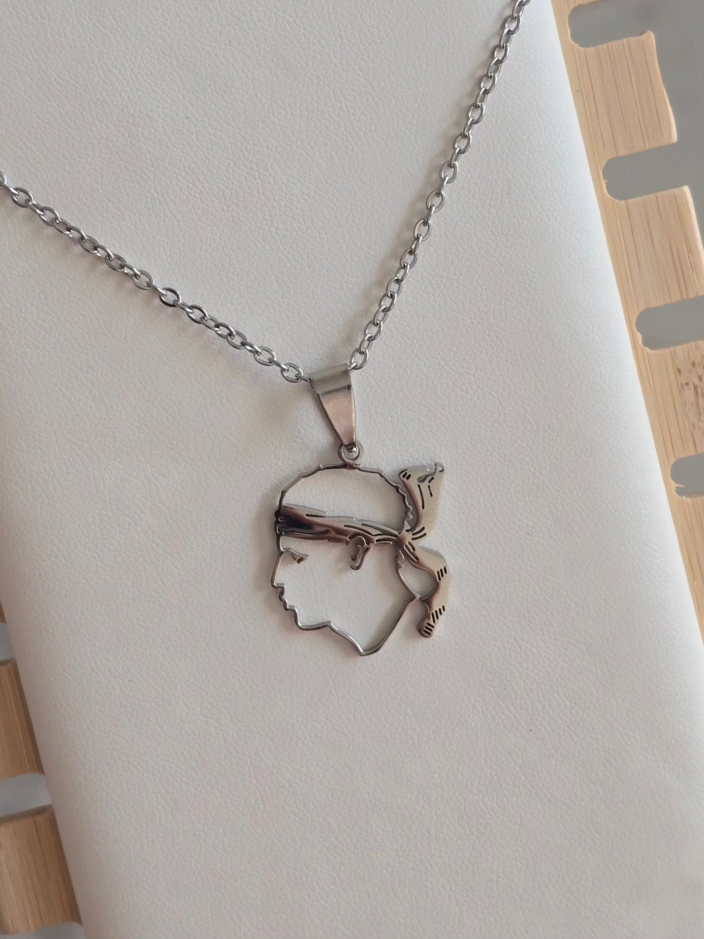 Collier Testa Mora contour argenté en acier inoxydable de 45 cm.