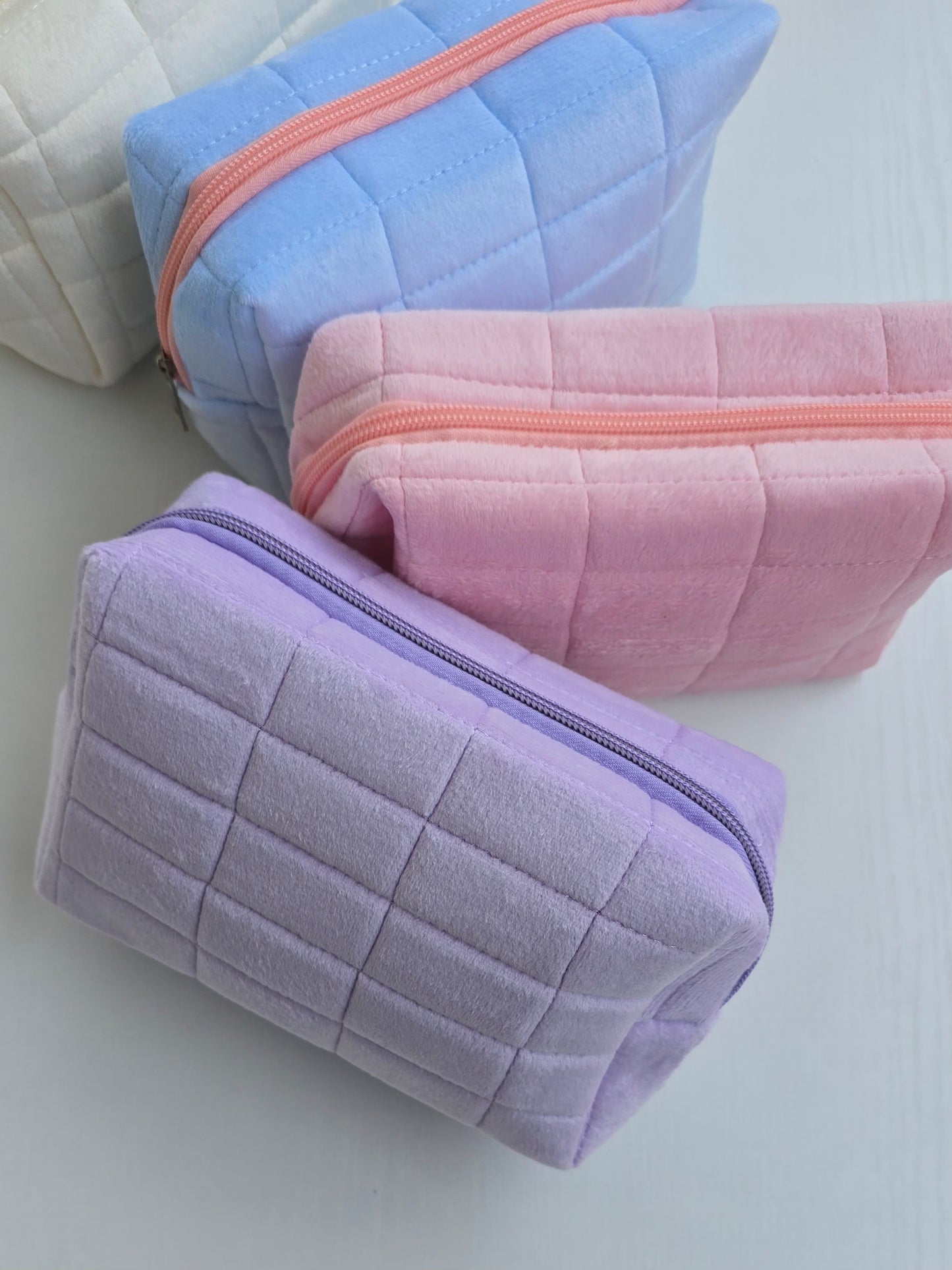 Trousse de couleur violet a personnalisée avec prénom et motif