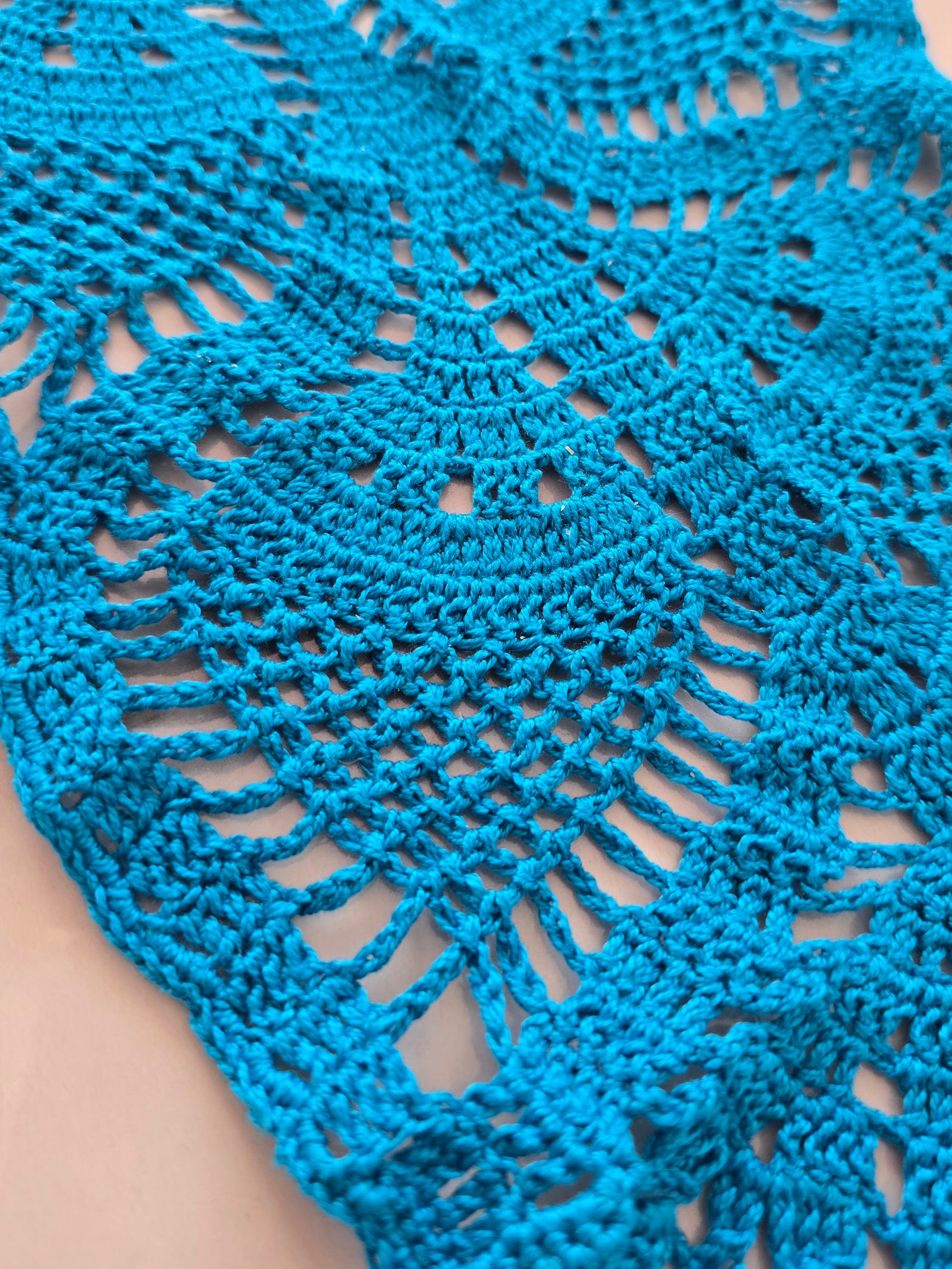 création artisanale crochetée à la main, couleur bleue éclatante.