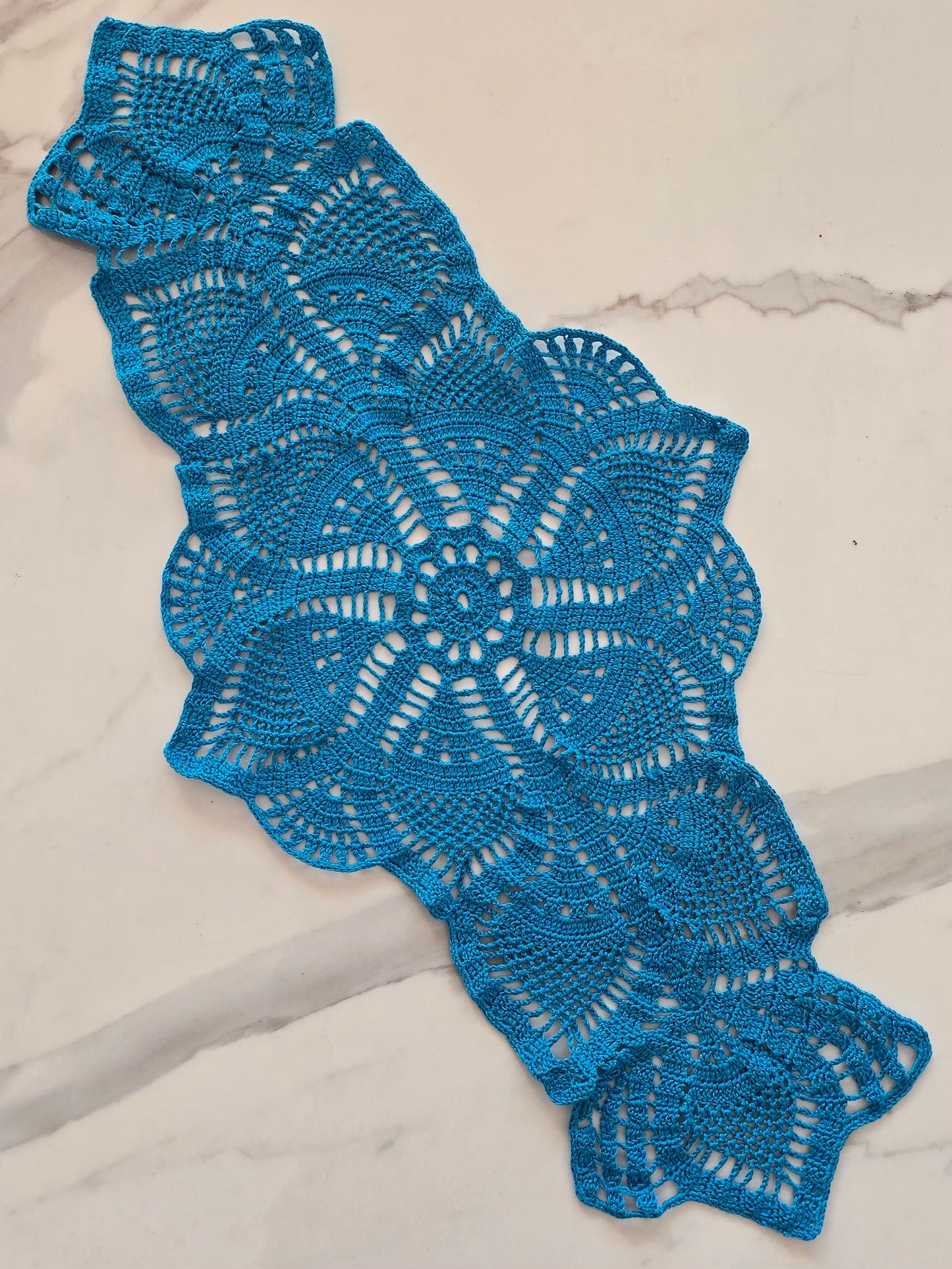 centre de table artisanal bleu en fil de coton crocheté à la main