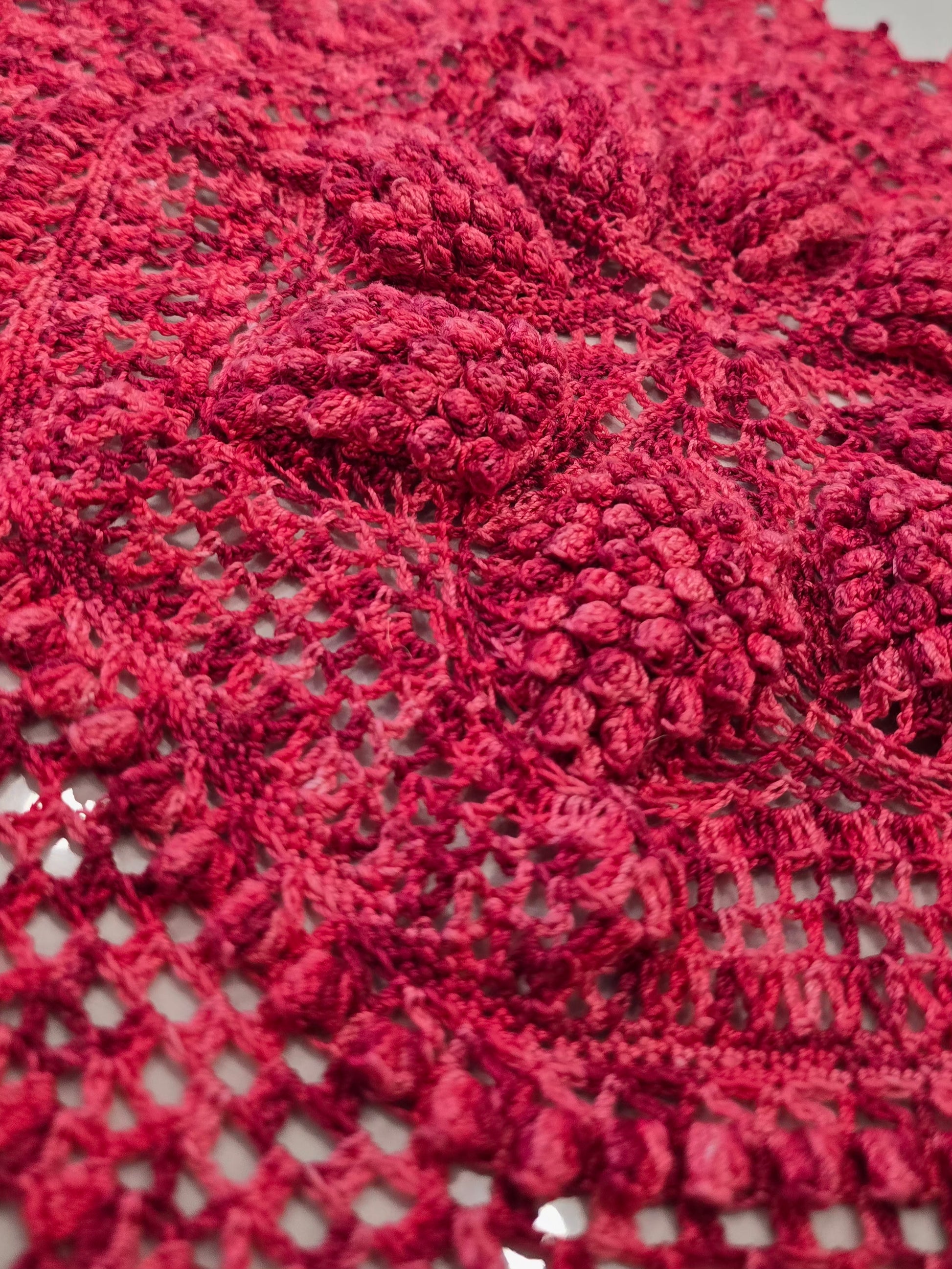 Décoration de table avec napperon rose en crochet 