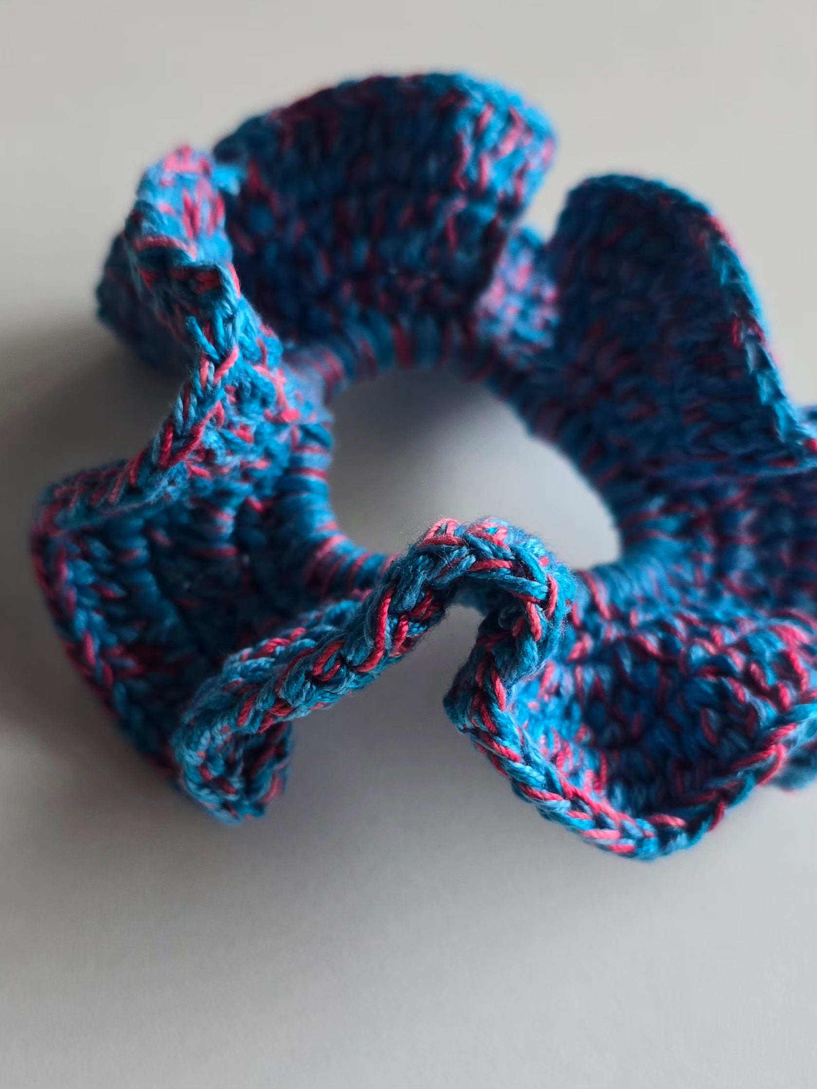 détail des mailles crochetées bleu et rose du chouchou