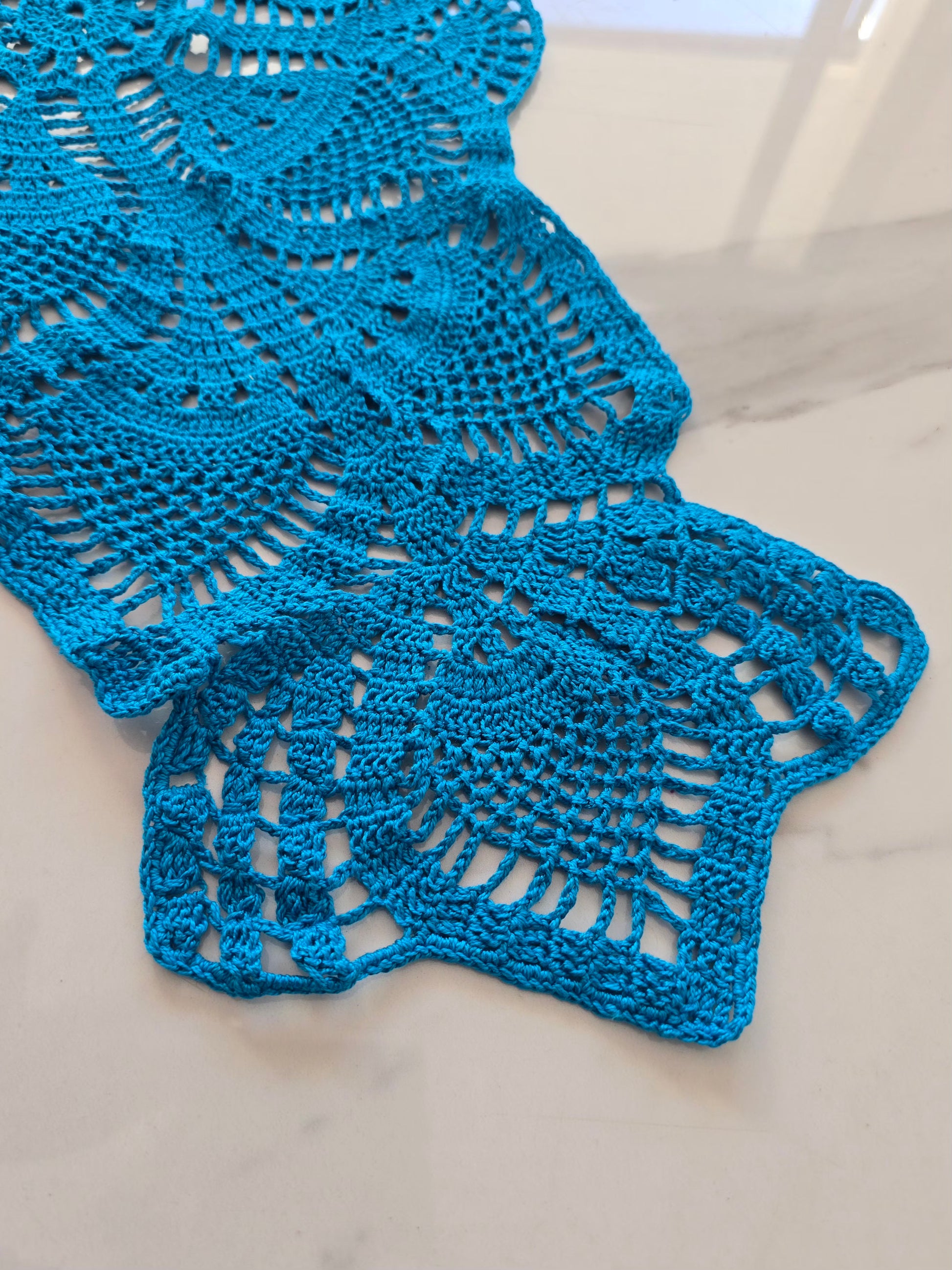 chemin de table bleu au crochet fait main