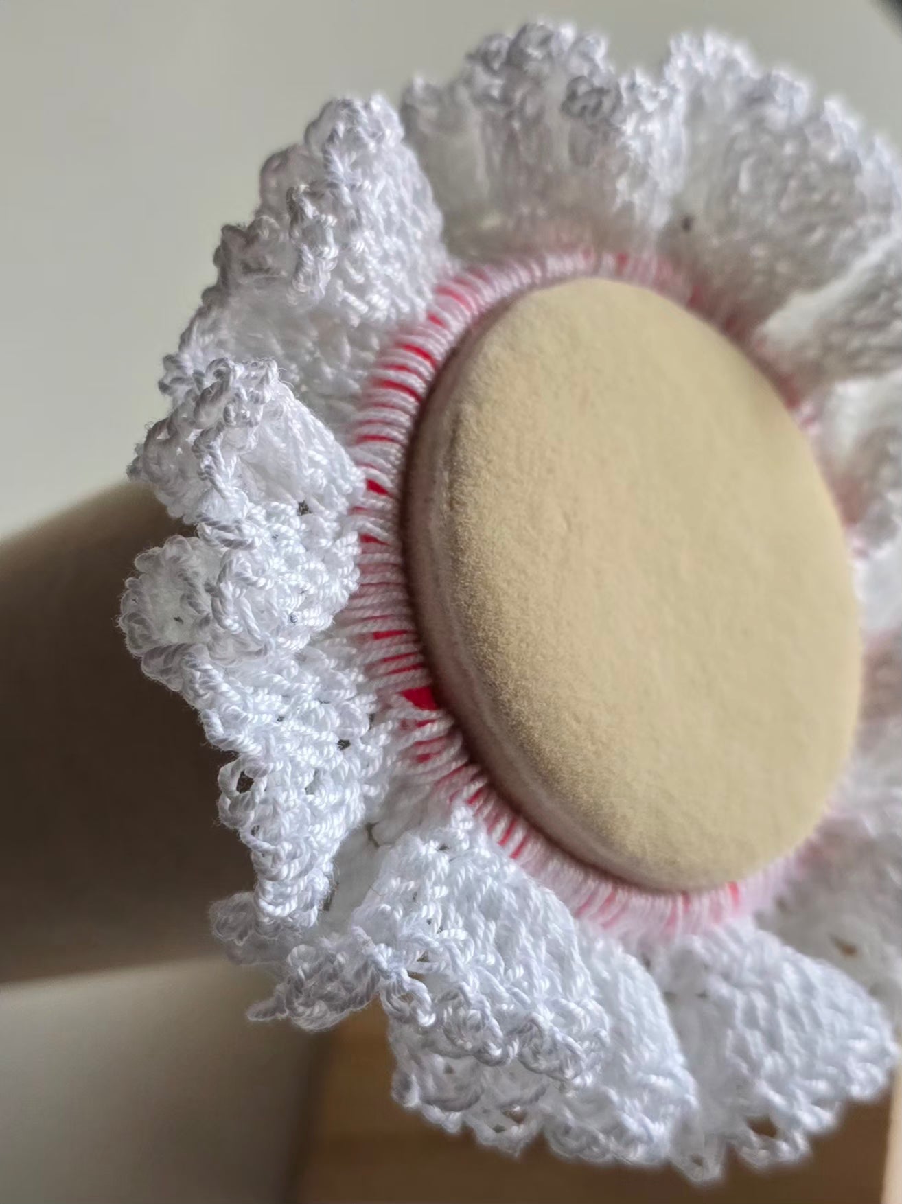 détail du rebord crocheté du chouchou blanc