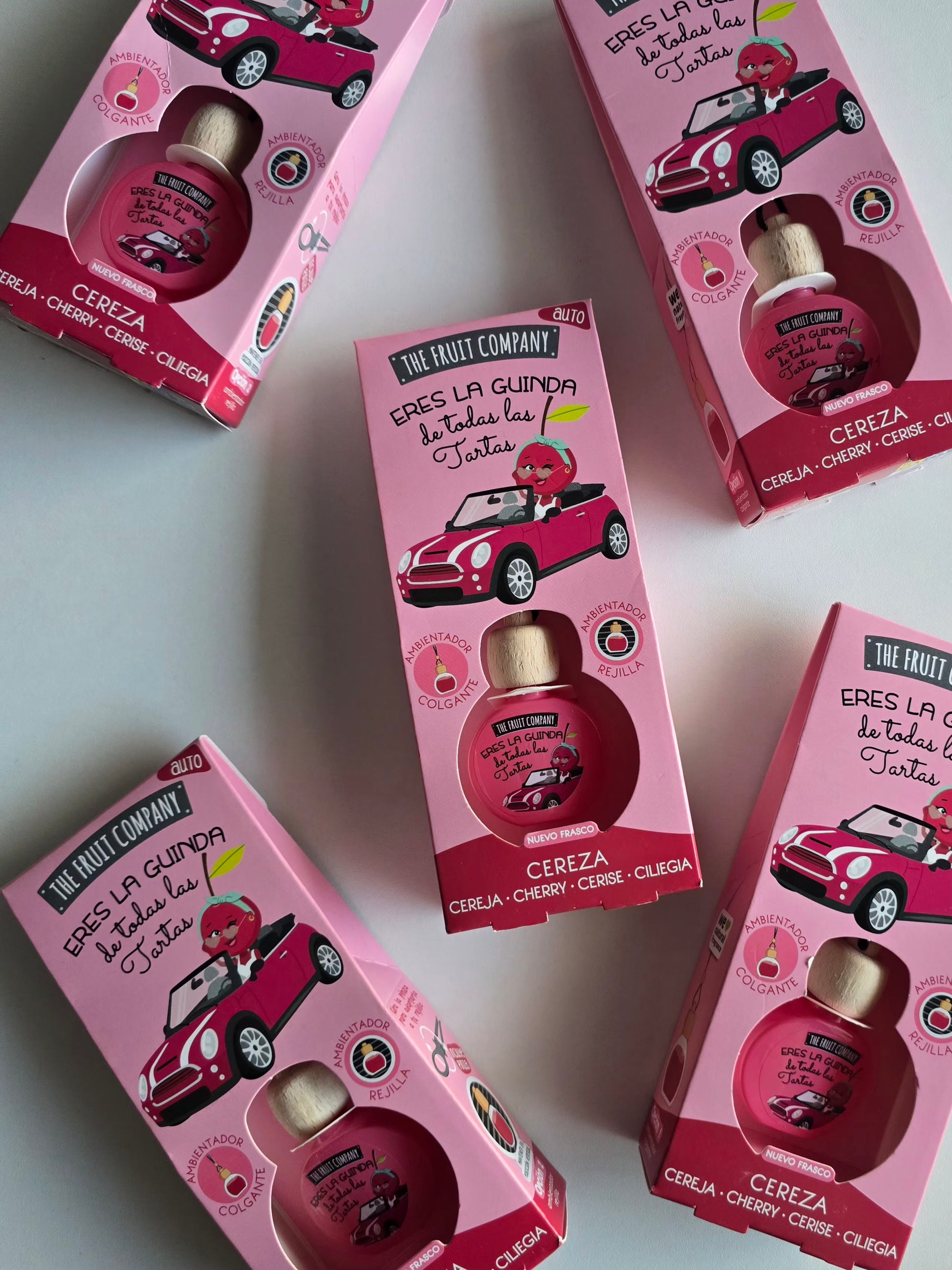 Désodorisant voiture parfum cerise au design rose gourmand pour parfumer l'habitacle avec une senteur fruitée.