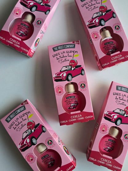 Désodorisant voiture parfum cerise au design rose gourmand pour parfumer l'habitacle avec une senteur fruitée.
