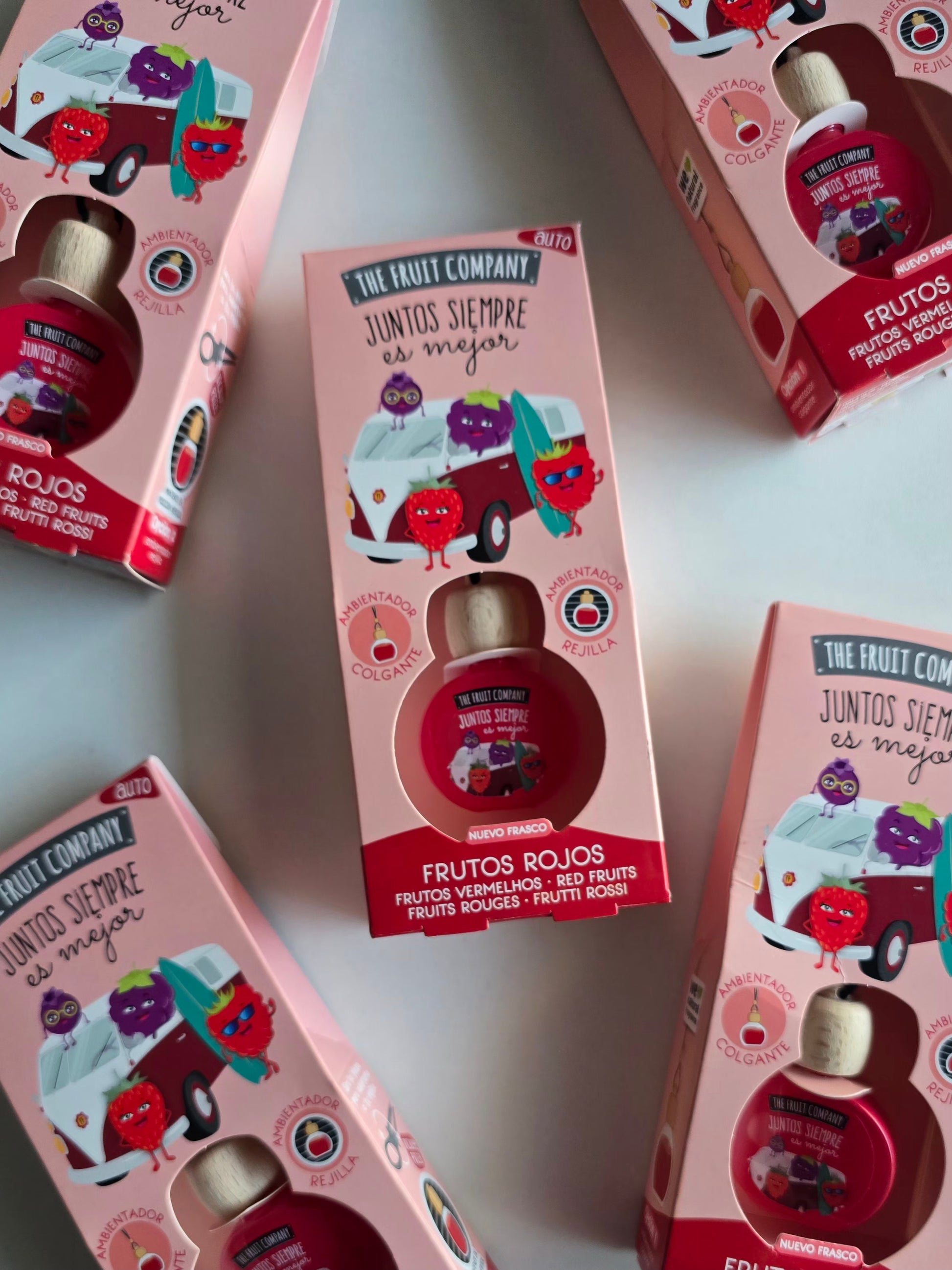 Désodorisant voiture parfum Fruits Rouges avec double système de fixation pour habitacle parfumé.