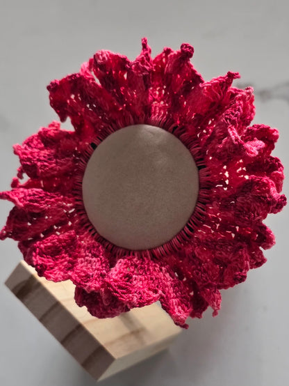 Détail du crochet et des volants du chouchou rose.