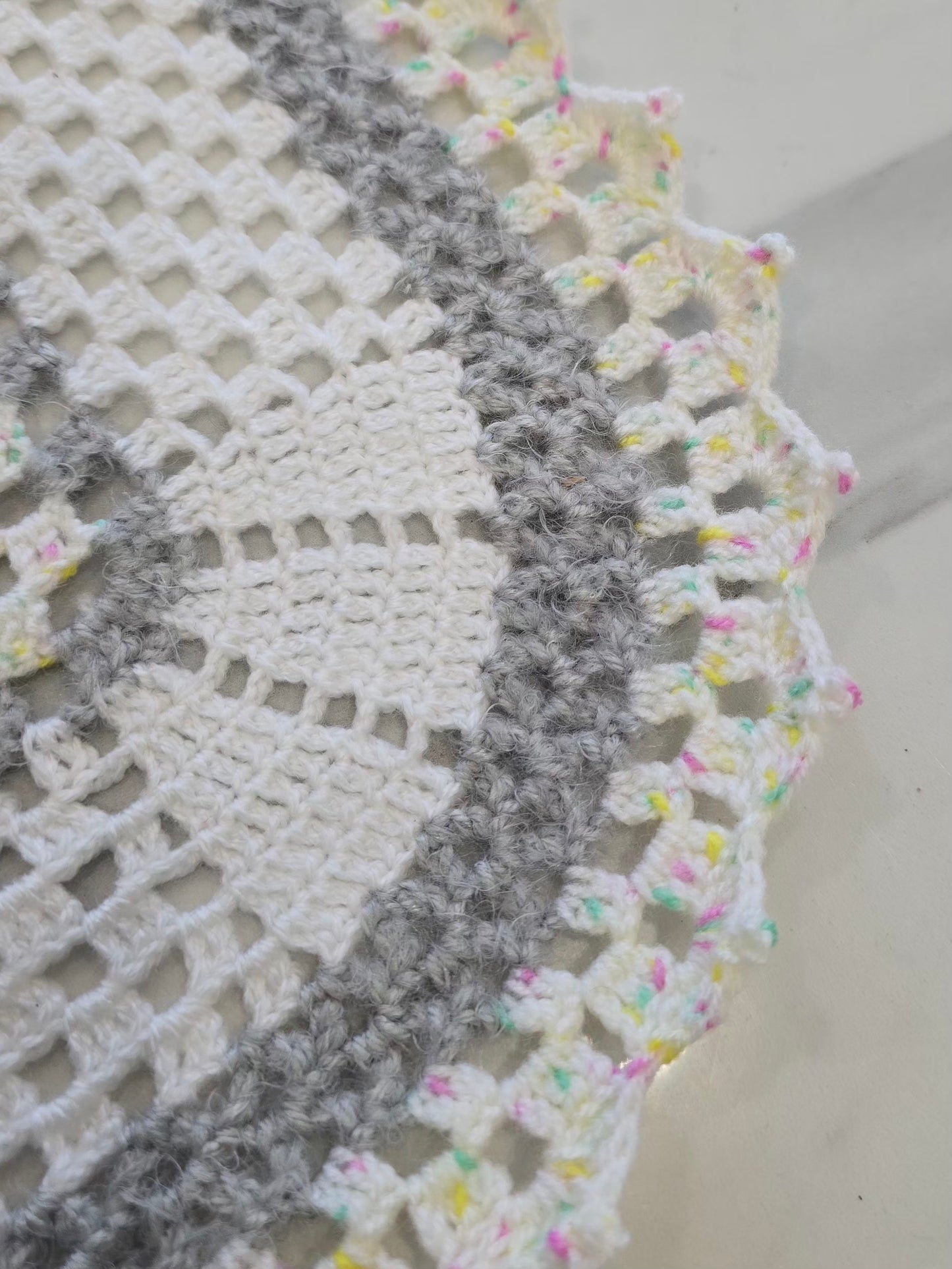 Détail du fil de laine avec confettis multicolores 