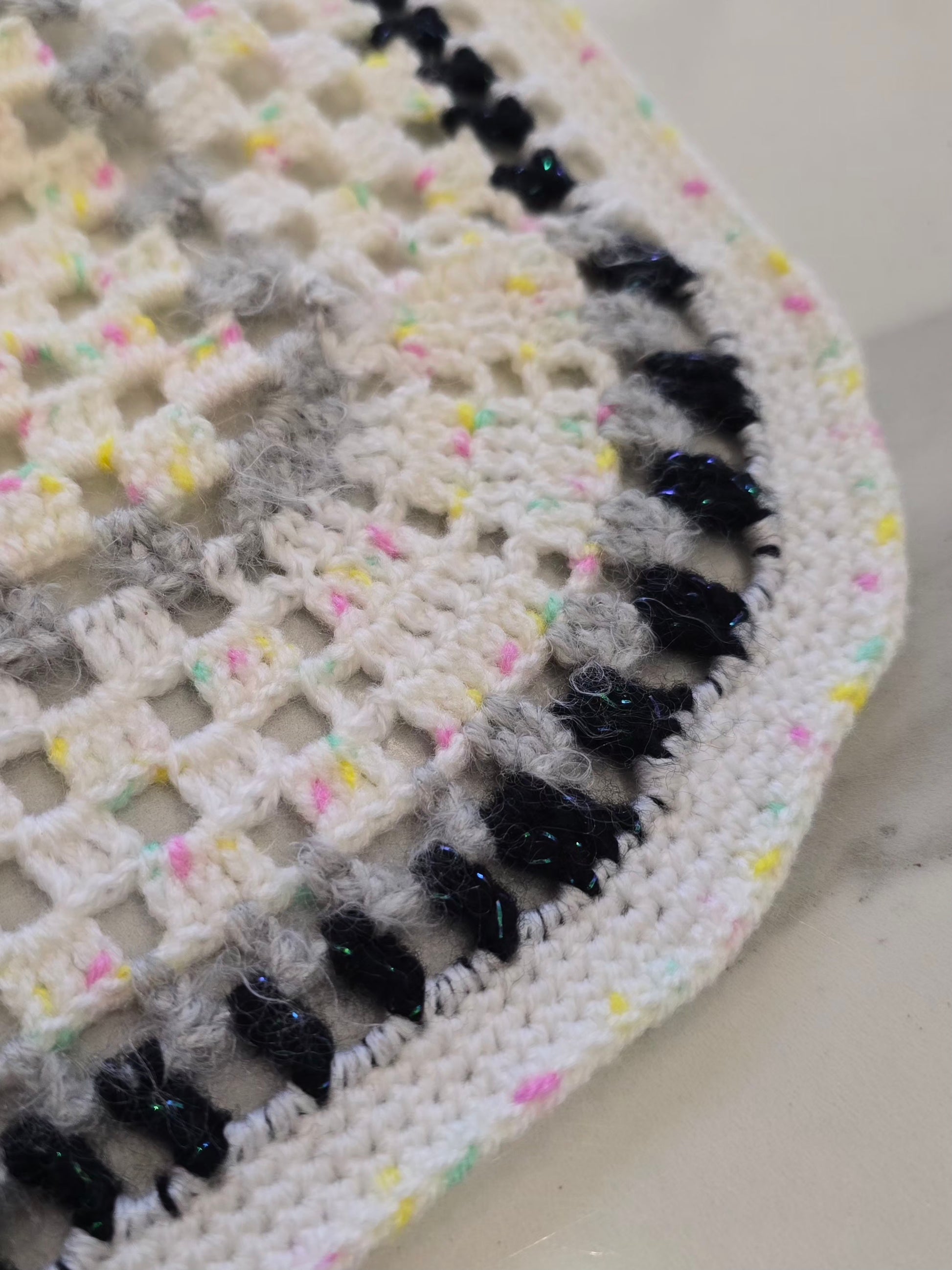 détail du fil de laine avec confettis multicolores 