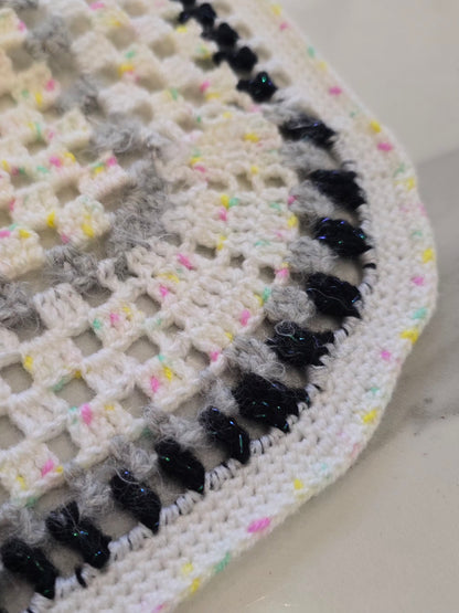 détail du fil de laine avec confettis multicolores 