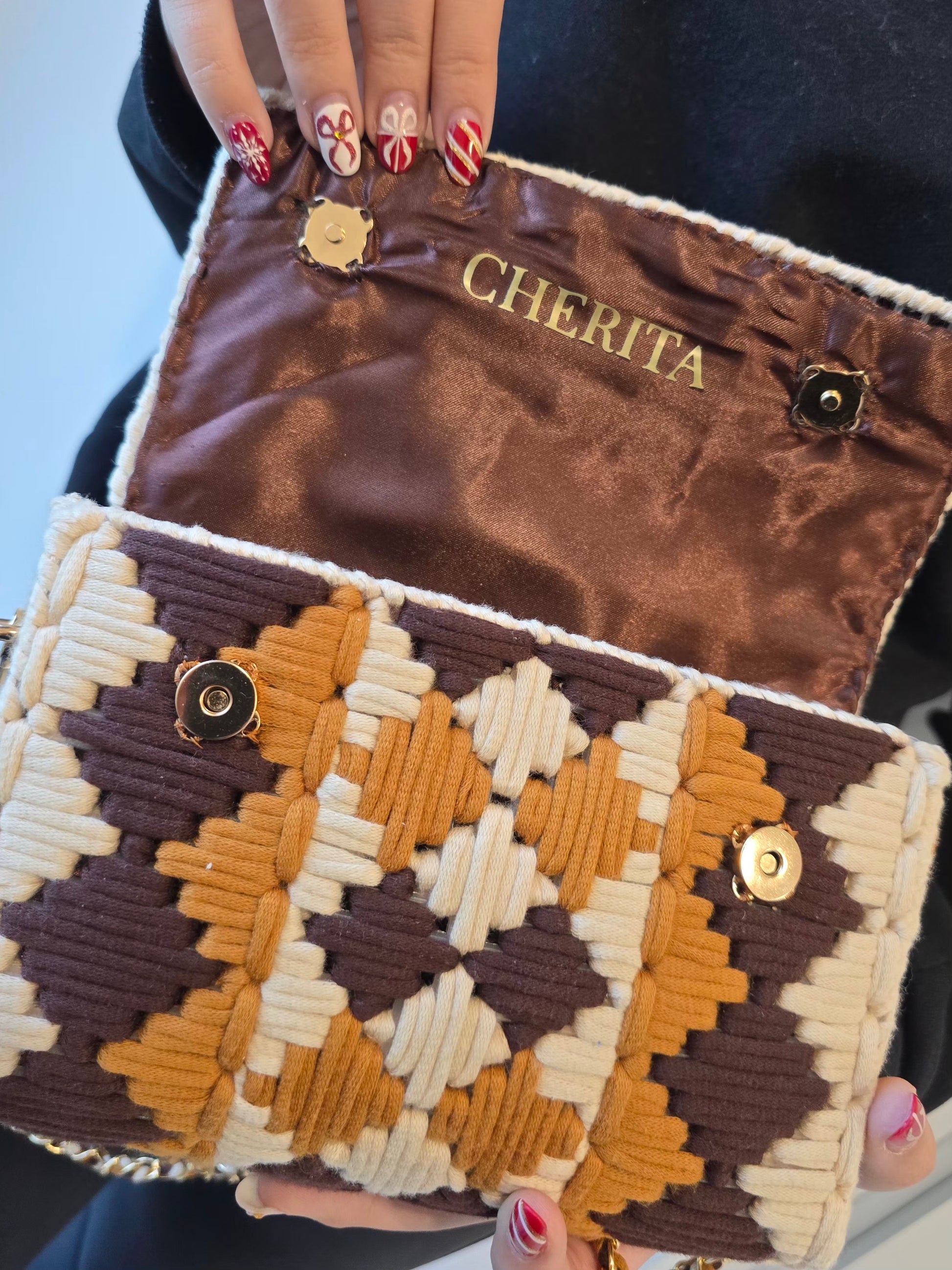 Détail des boutons aimantés du sac artisanal 