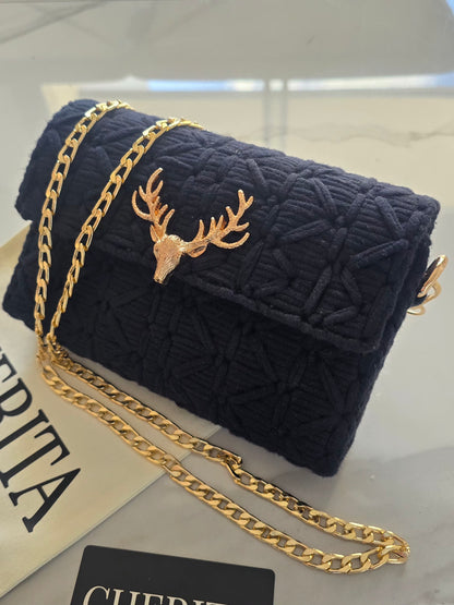Détail de la décoration cerf doré sur sac noir
