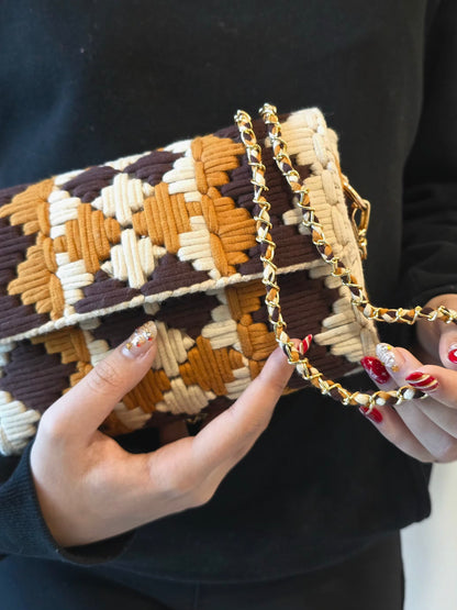 Détail de la chaîne dorée du sac artisanal CHERITA