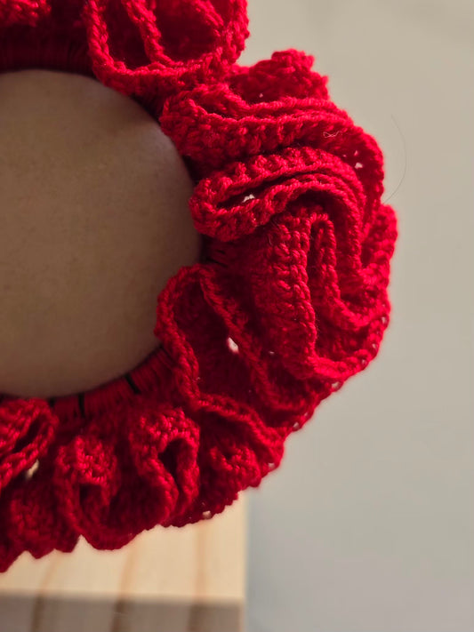 Détail du crochet sur chouchou rouge fait main