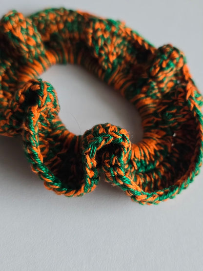 Détail du crochet en coton sur un chouchou fait main