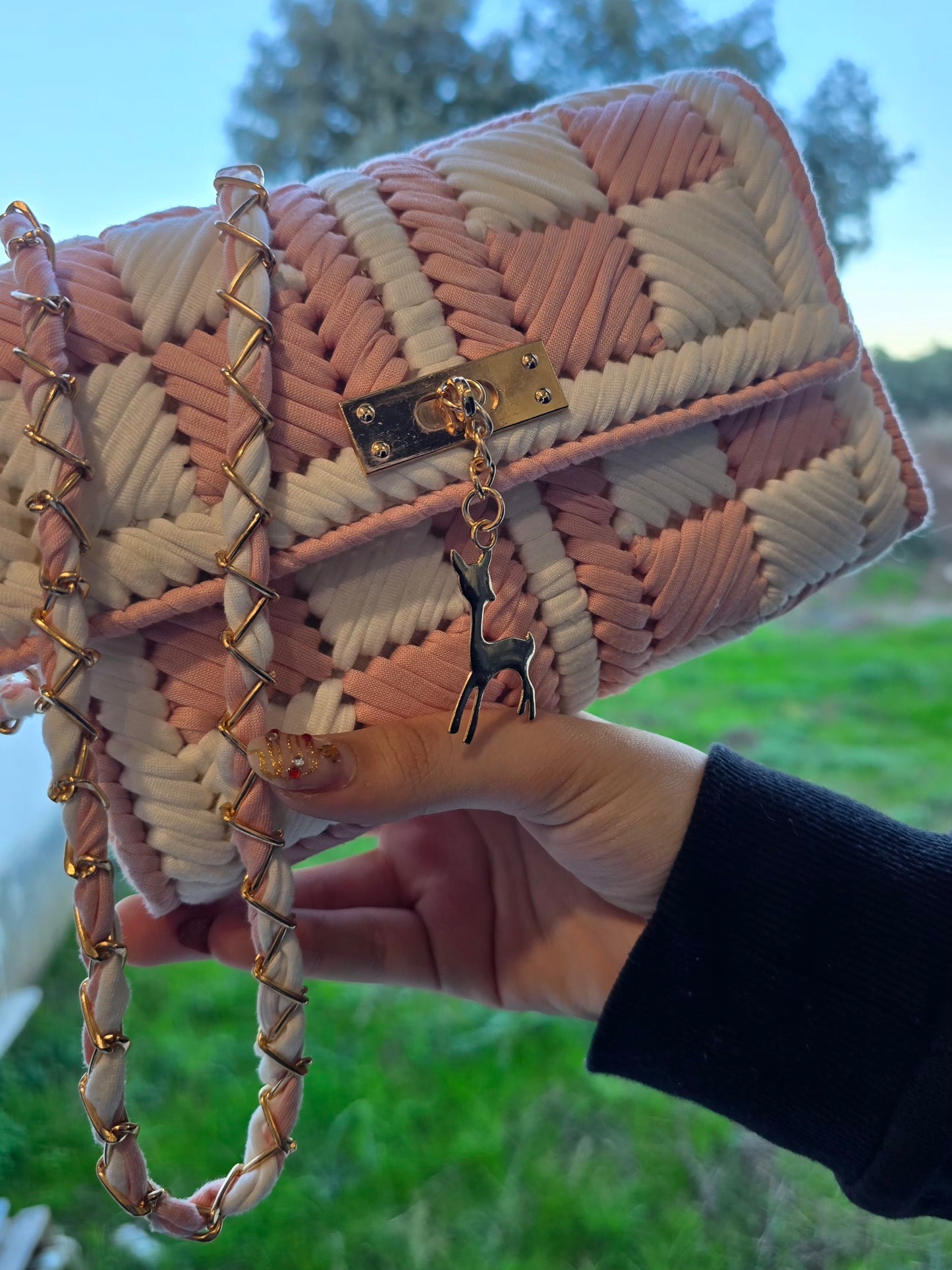 Détails des finitions d'un sac fait main