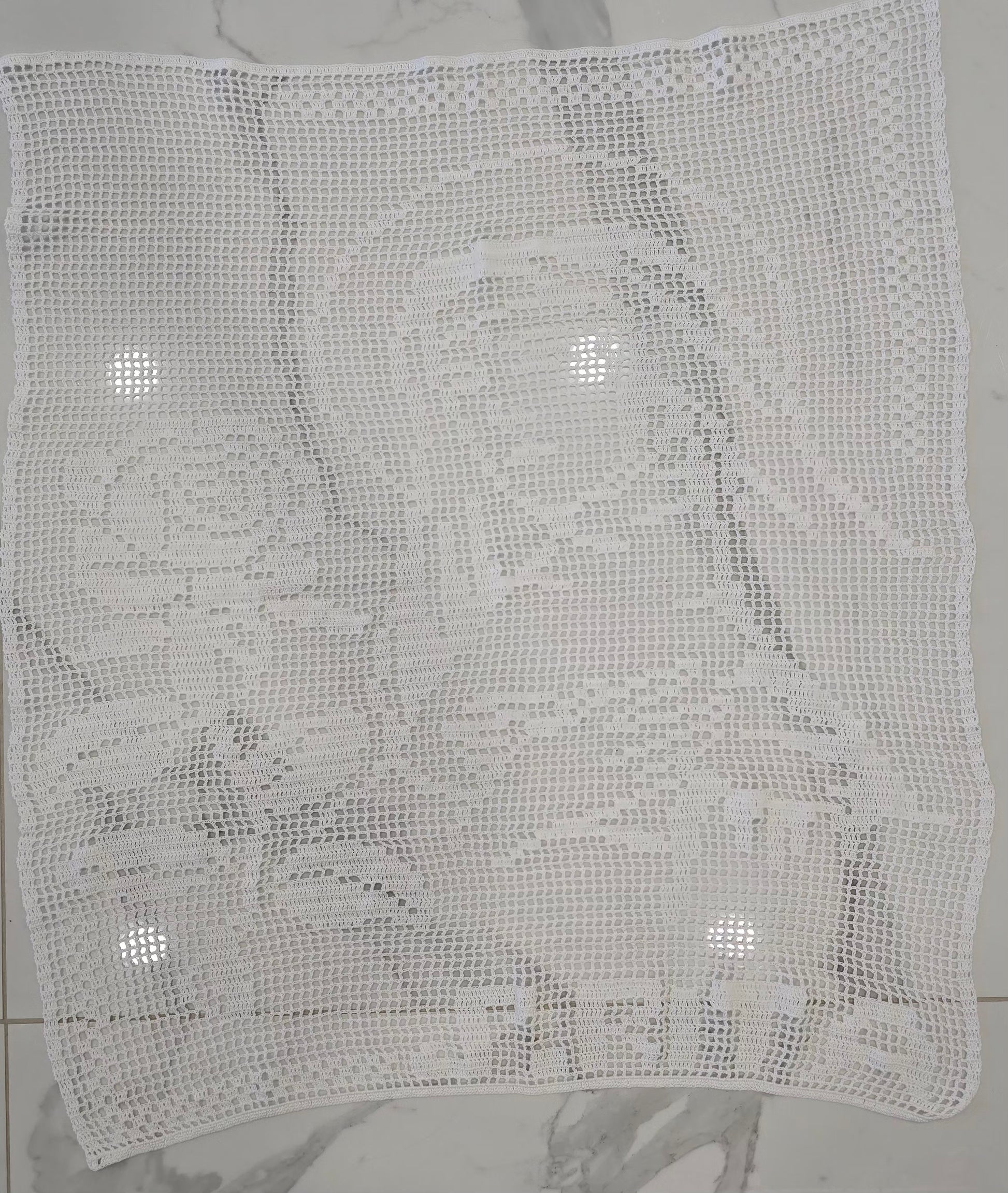 Détail du motif Sainte Rita réalisé au crochet en fil de coton