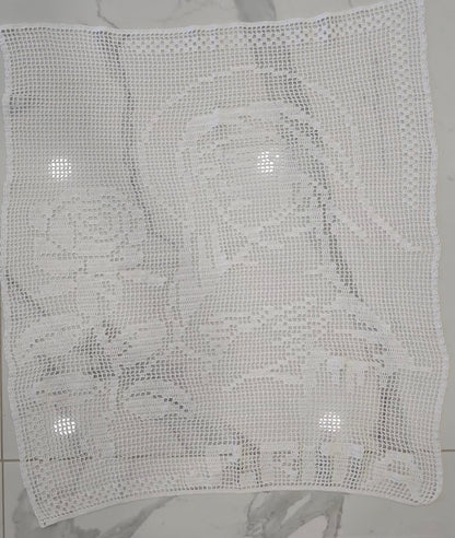 Détail du motif Sainte Rita réalisé au crochet en fil de coton