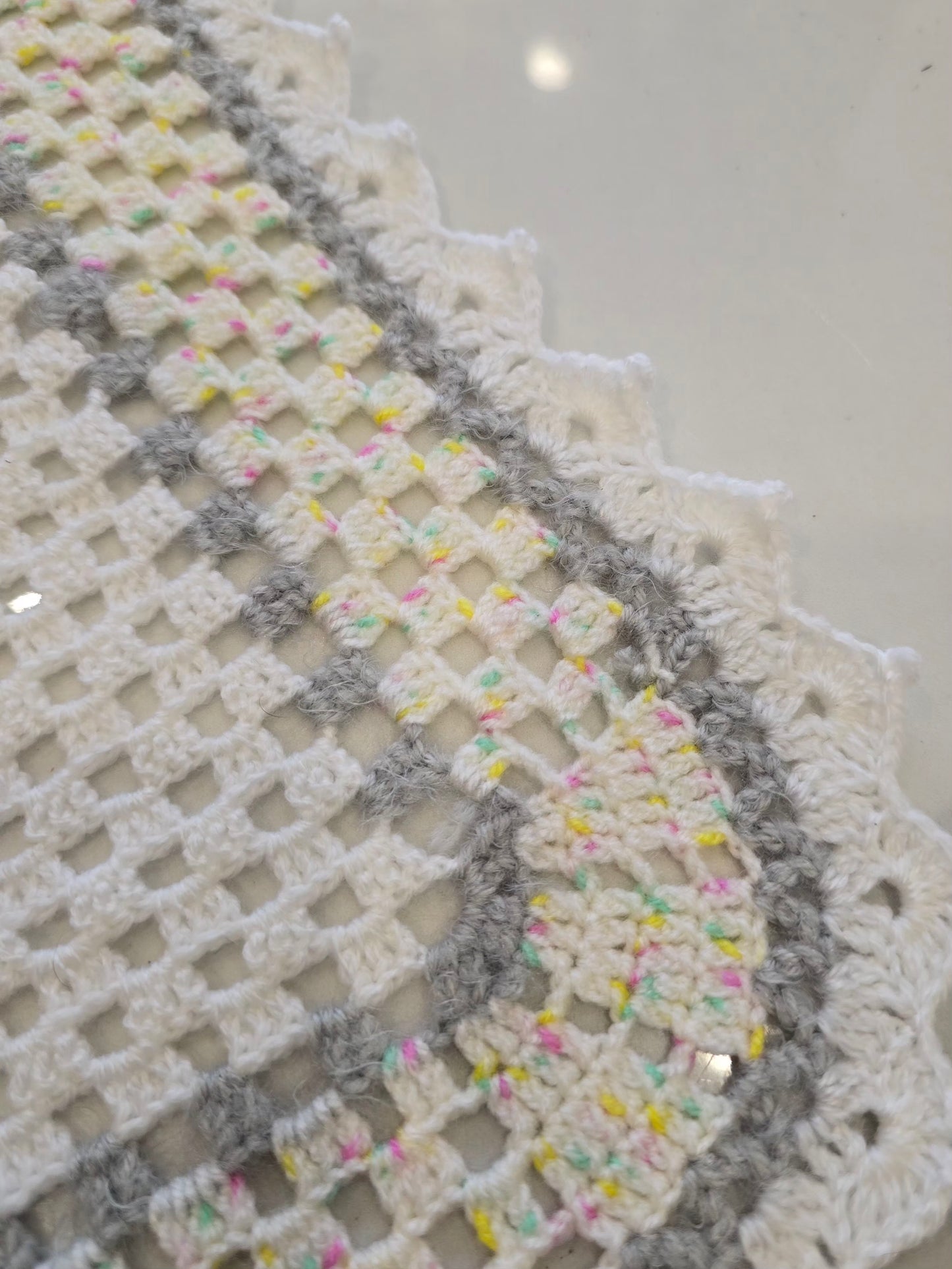 Détail du fil de laine avec confettis multicolores