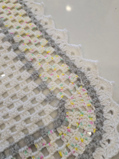 Détail du fil de laine avec confettis multicolores