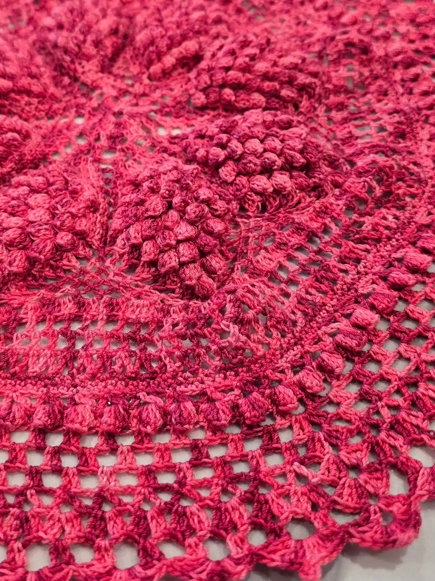 Détails en relief du crochet rosace rose 