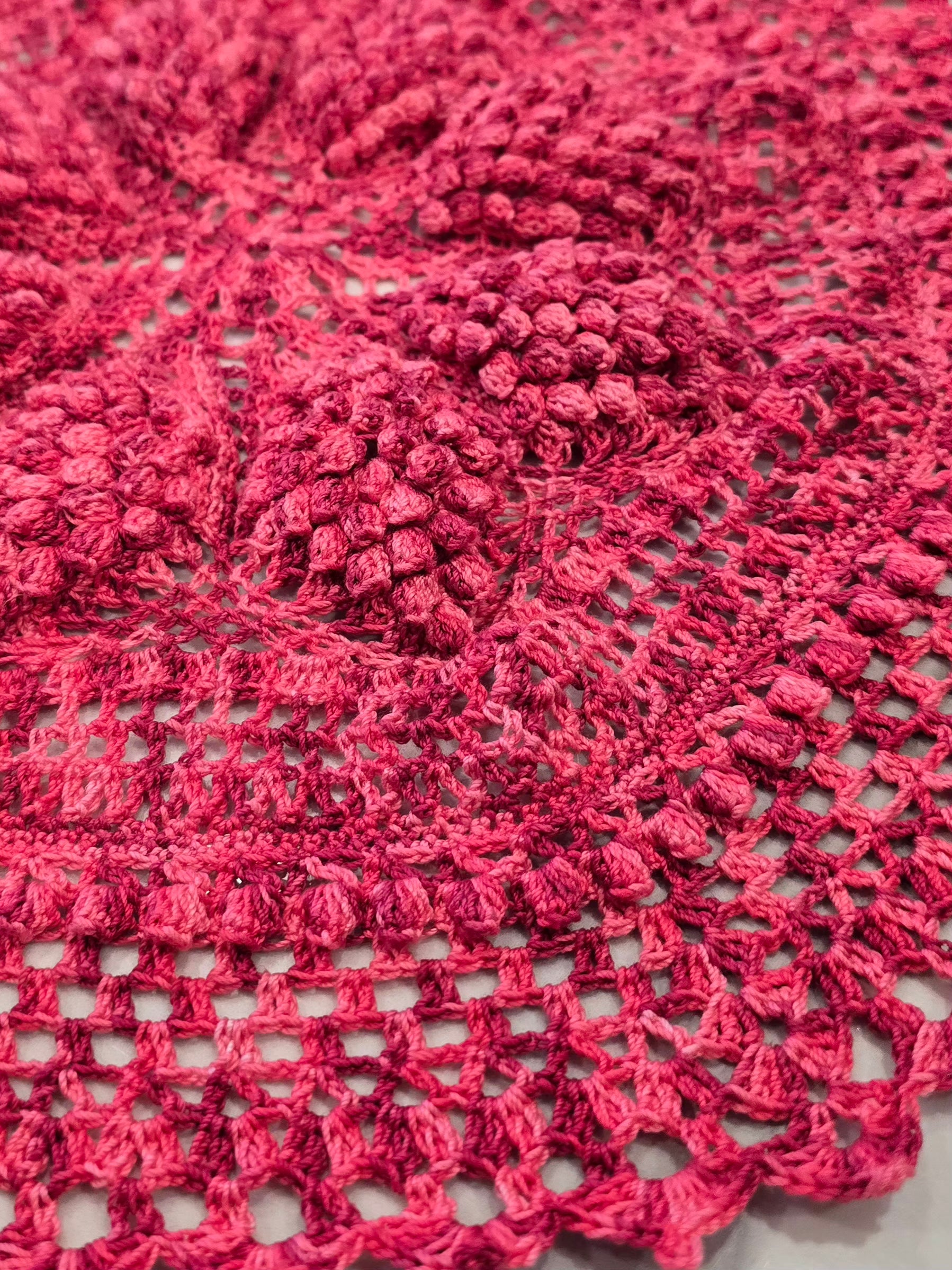 Détails en relief du crochet rosace rose 