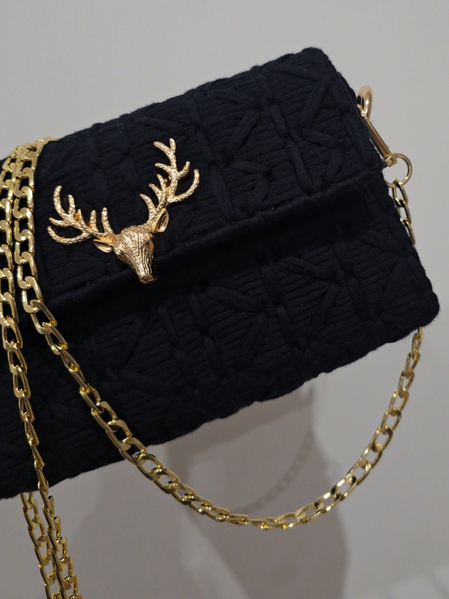 Détail du tissage noir fait main du sac CHERITA