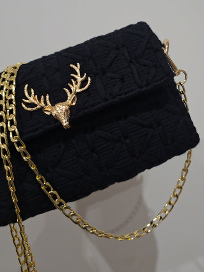 Détail du tissage noir fait main du sac CHERITA
