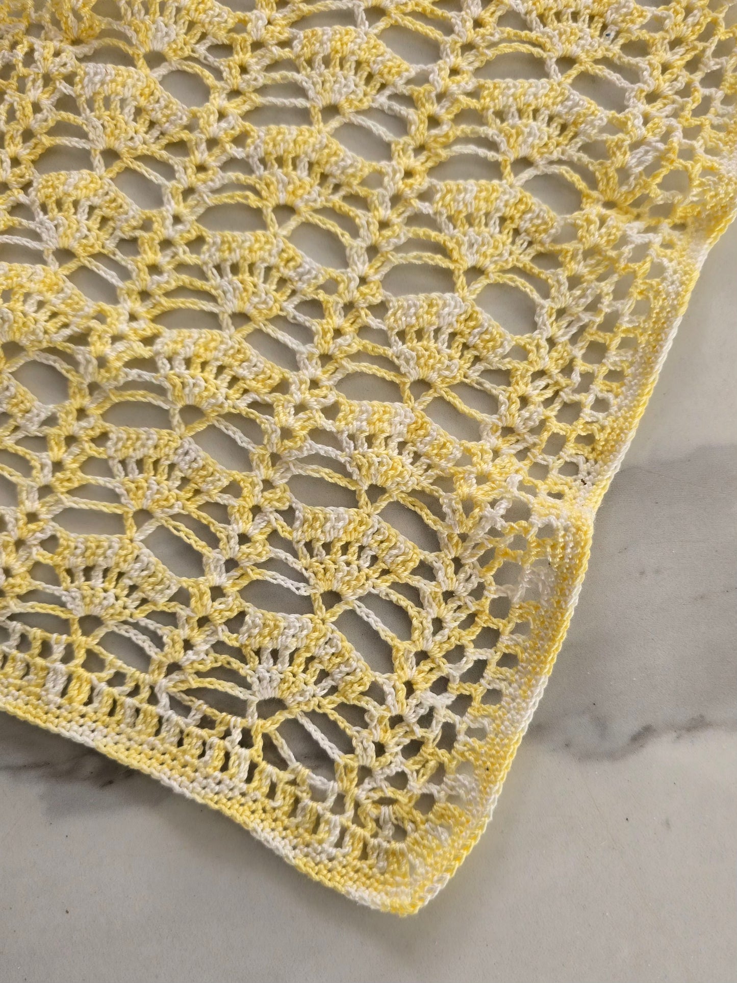 Détails du crochet jaune et blanc en coton