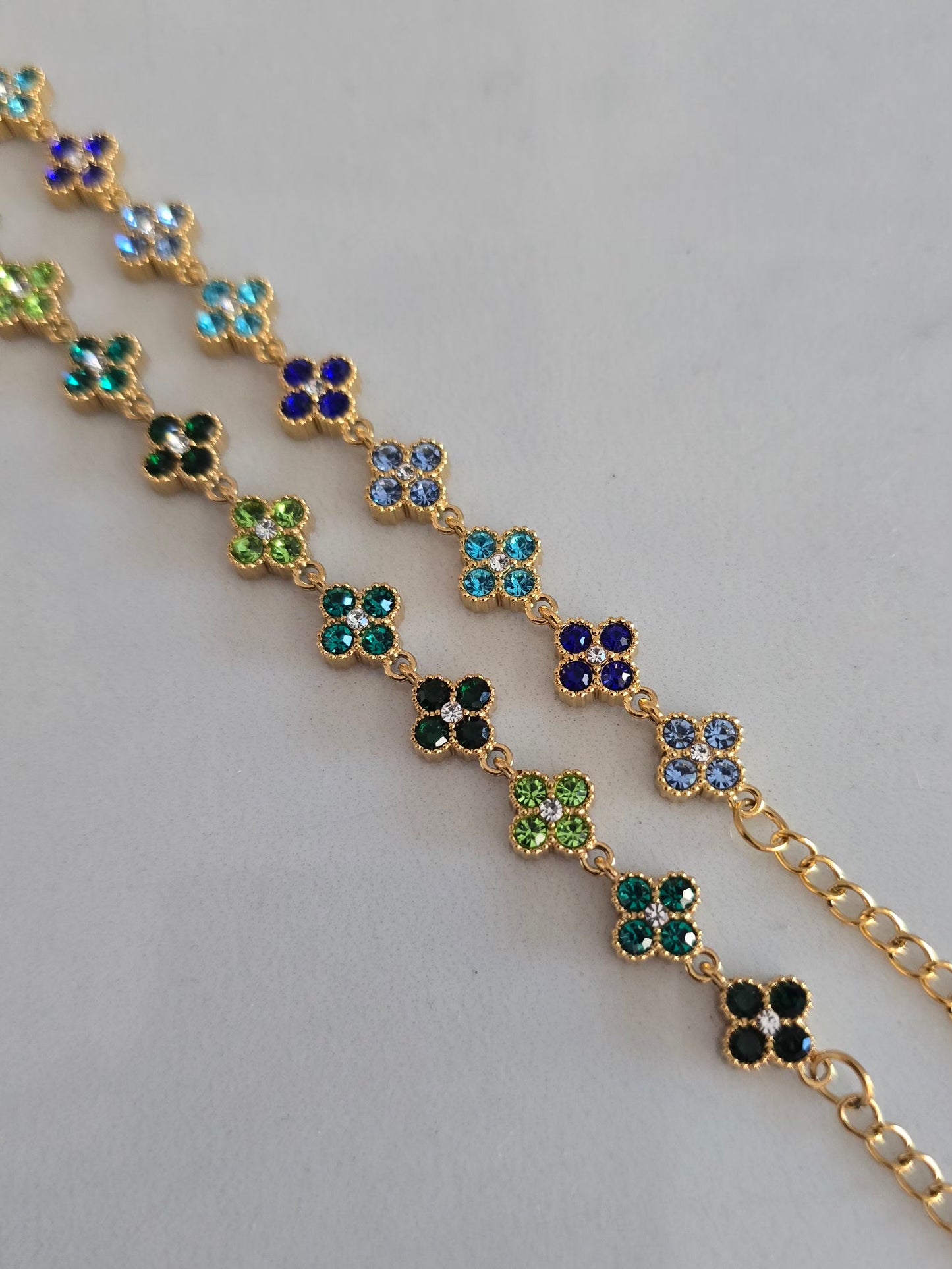 Deux bracelets Princesa dorés, modèles vert et bleu
