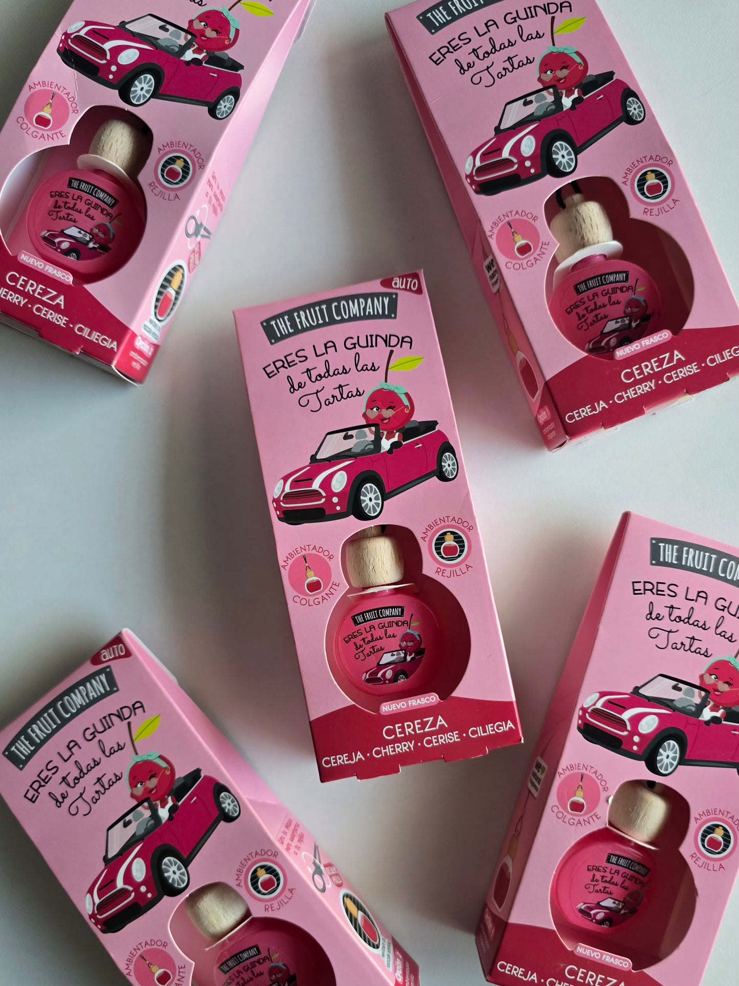 Diffuser parfum d'ambiance voiture parfum cerise avec double système de fixation suspendu ou grille d'aération.
