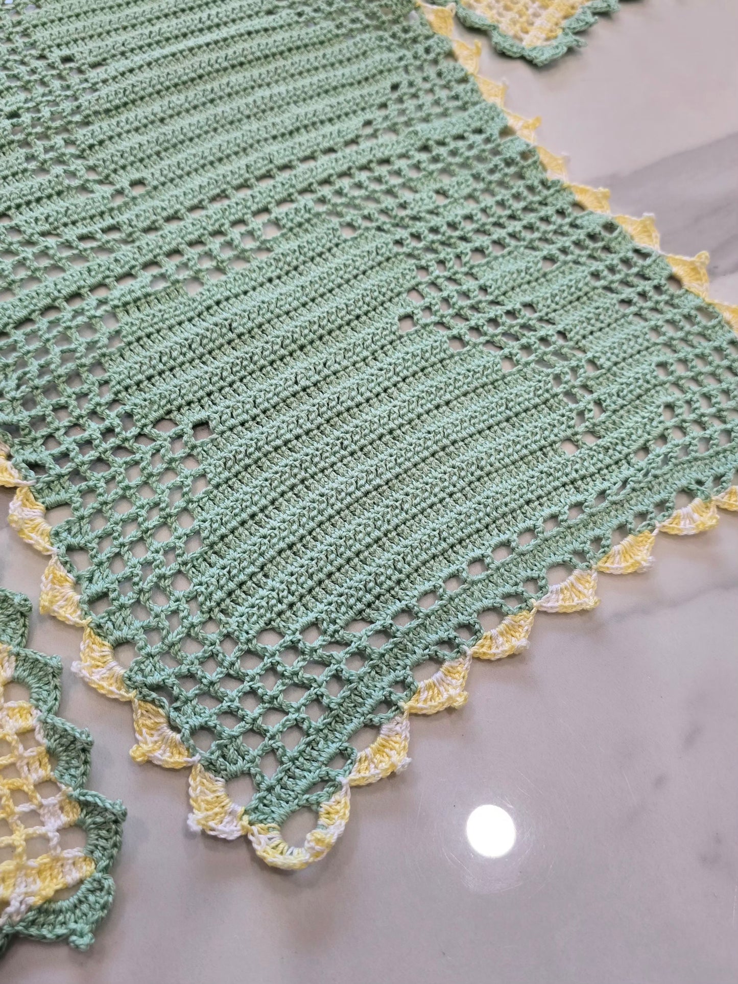 ensemble de trois napperons en crochet motif chats