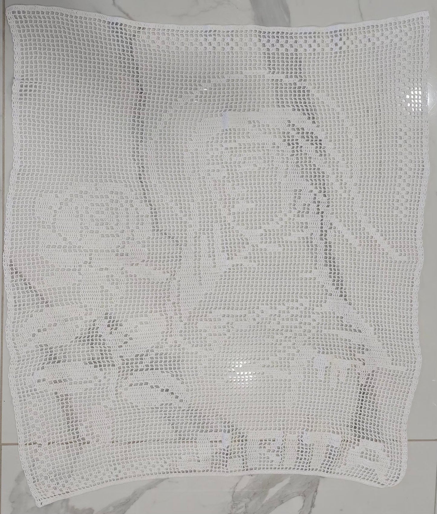 Finesse du crochet artisanal blanc réalisé à la main