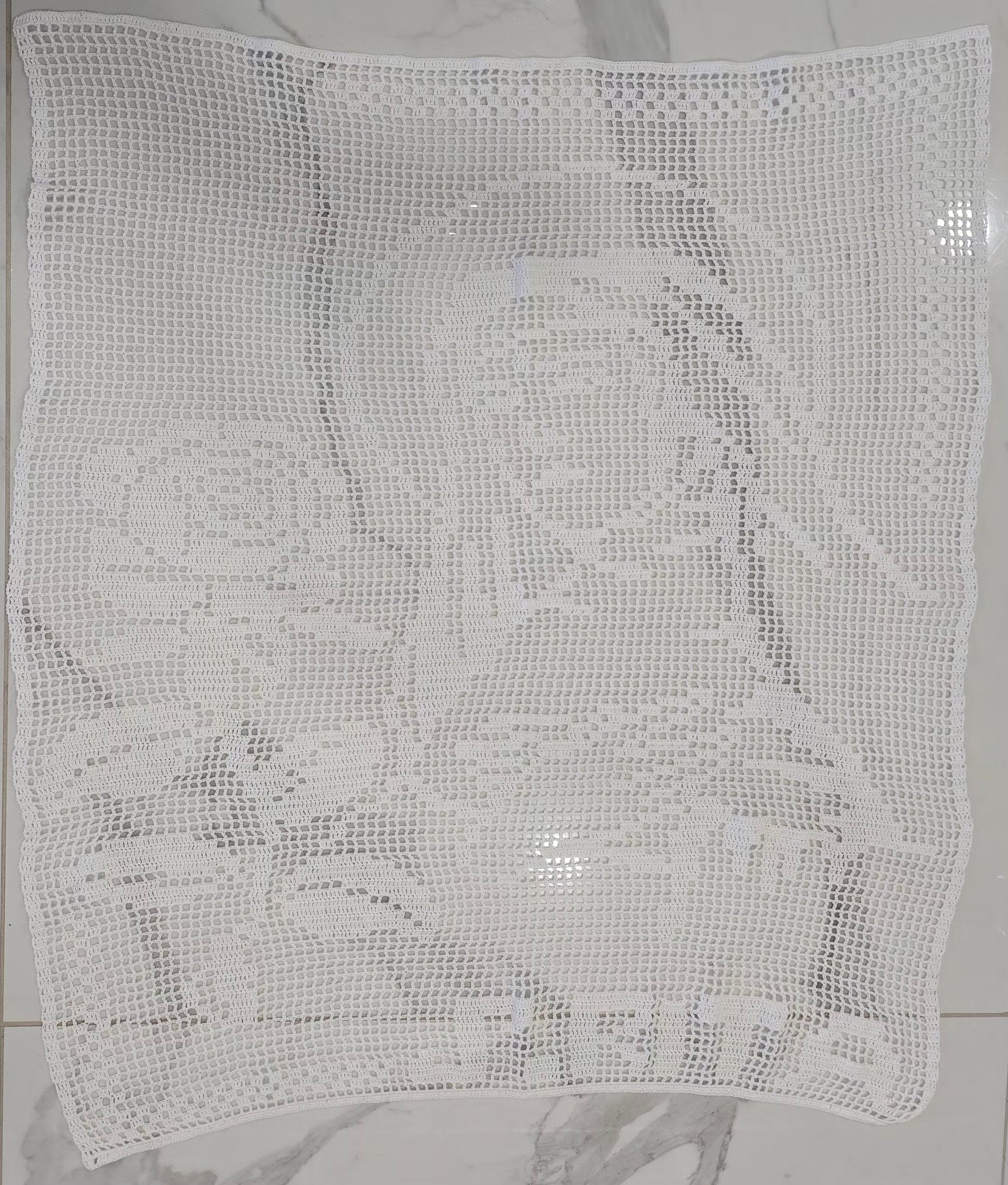 Finesse du crochet artisanal blanc réalisé à la main