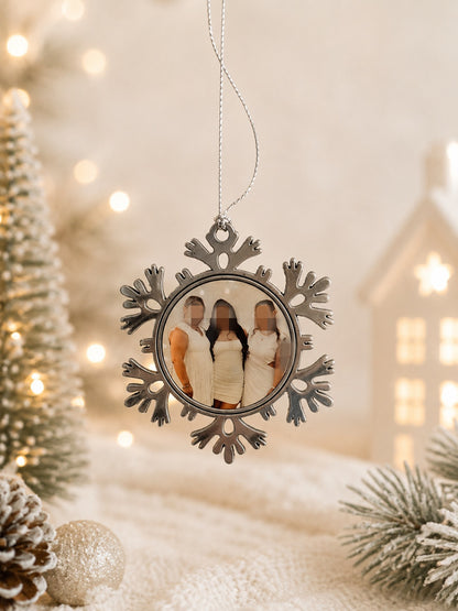 Flocon de Noël personnalisé en métal avec photo, présenté à plat pour montrer les détails de la finition. 