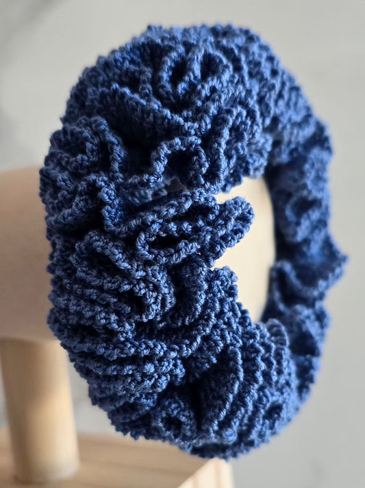 Détail des froufrous d'un chouchou bleu artisanal au crochet