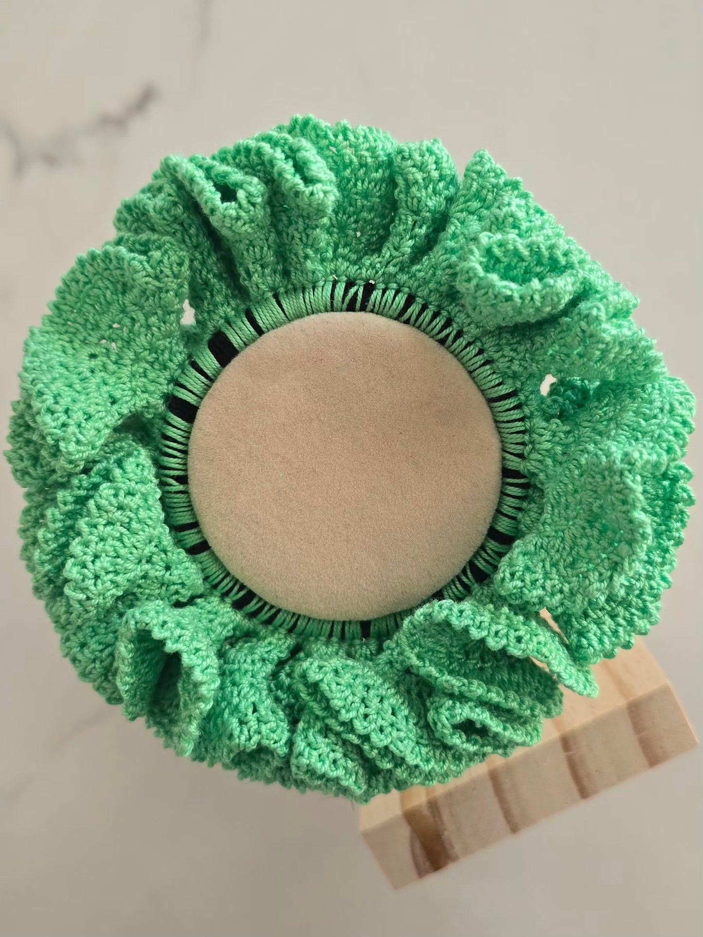 Gros chouchou vert fait main au crochet avec volume généreux.