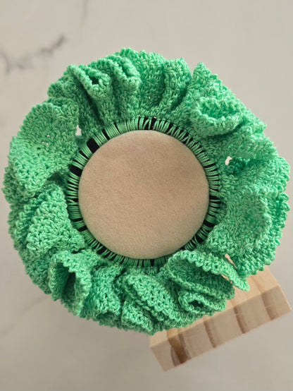 Gros chouchou vert fait main au crochet avec volume généreux.